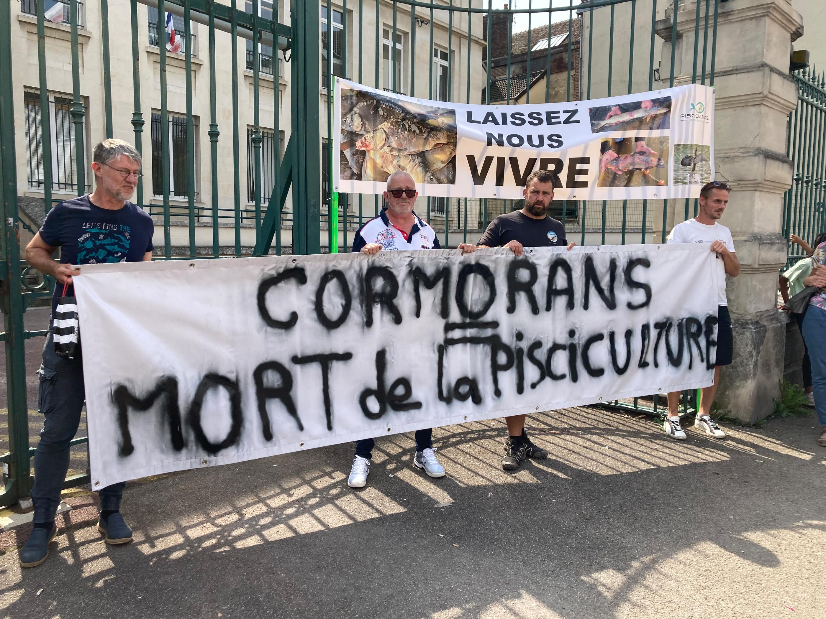 Troyes (Aube), le 30 août. Des pisciculteurs protestent devant le tribunal en soutien de deux des leurs jugés pour avoir empoisonné un pygargue dans les Ardennes en mai. LP/Déborah Roques