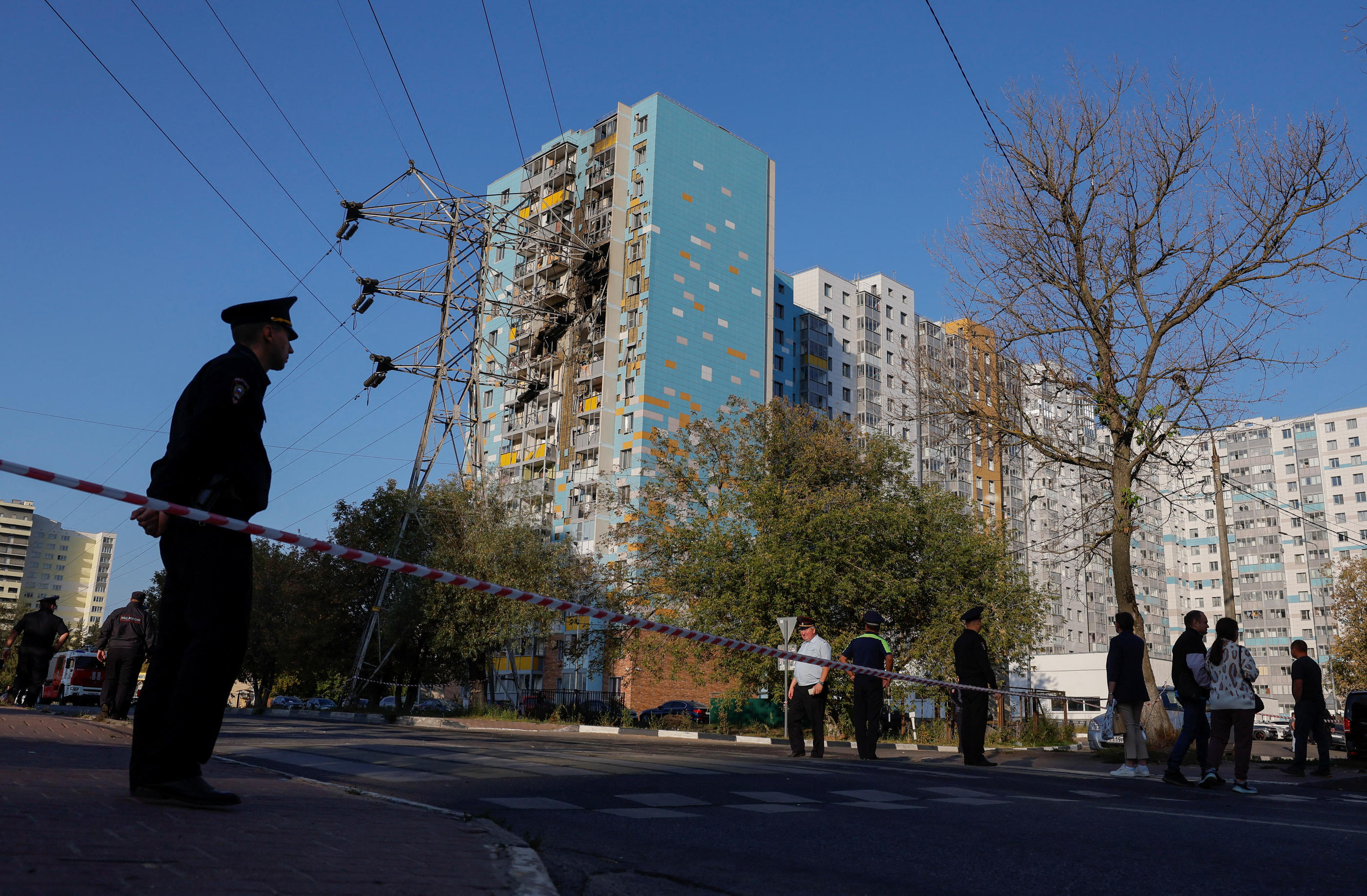 Une femme de 46 ans est morte après qu’un drone a touché un immeuble d’habitation à Ramenskoïe à la périphérie sud-est de Moscou. REUTERS/Maxim Shemetov