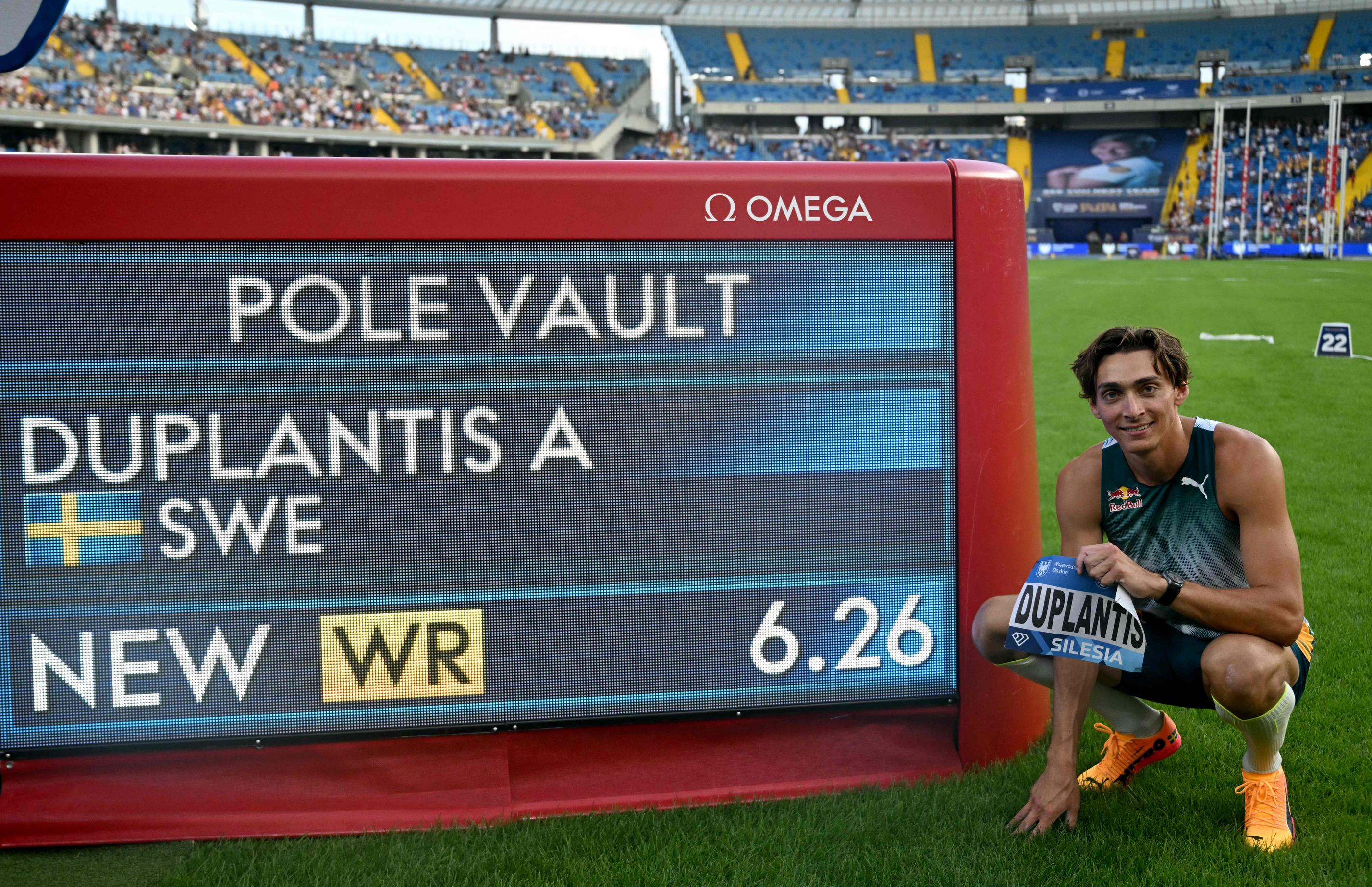 Armand Duplantis a battu le record du monde pour la 10e fois. AFP/Sergei Gapon