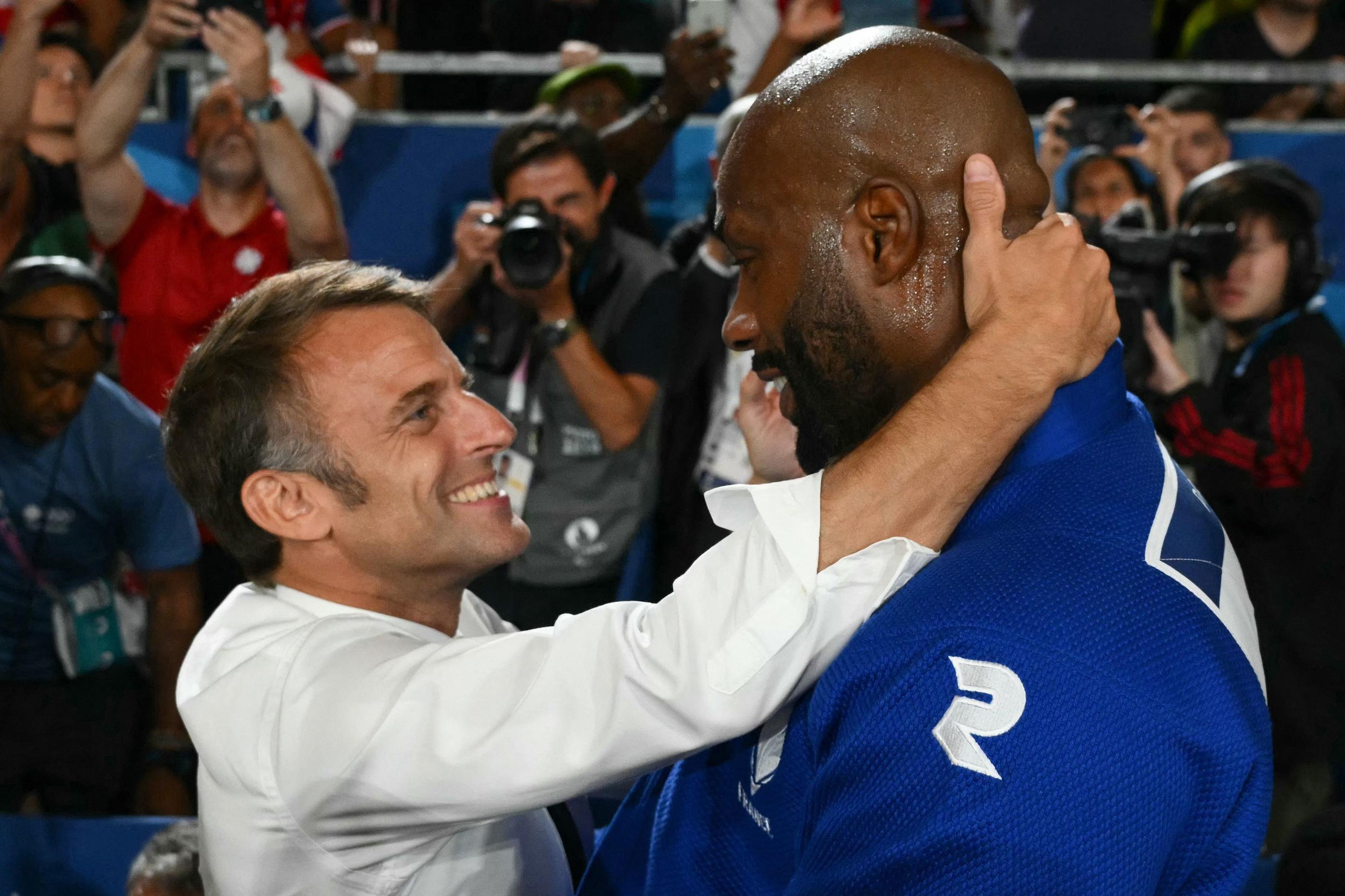 Le président de la République Emmanuel Macron est venu féliciter Teddy Riner et Romane Dicko après leur médaille. AFP