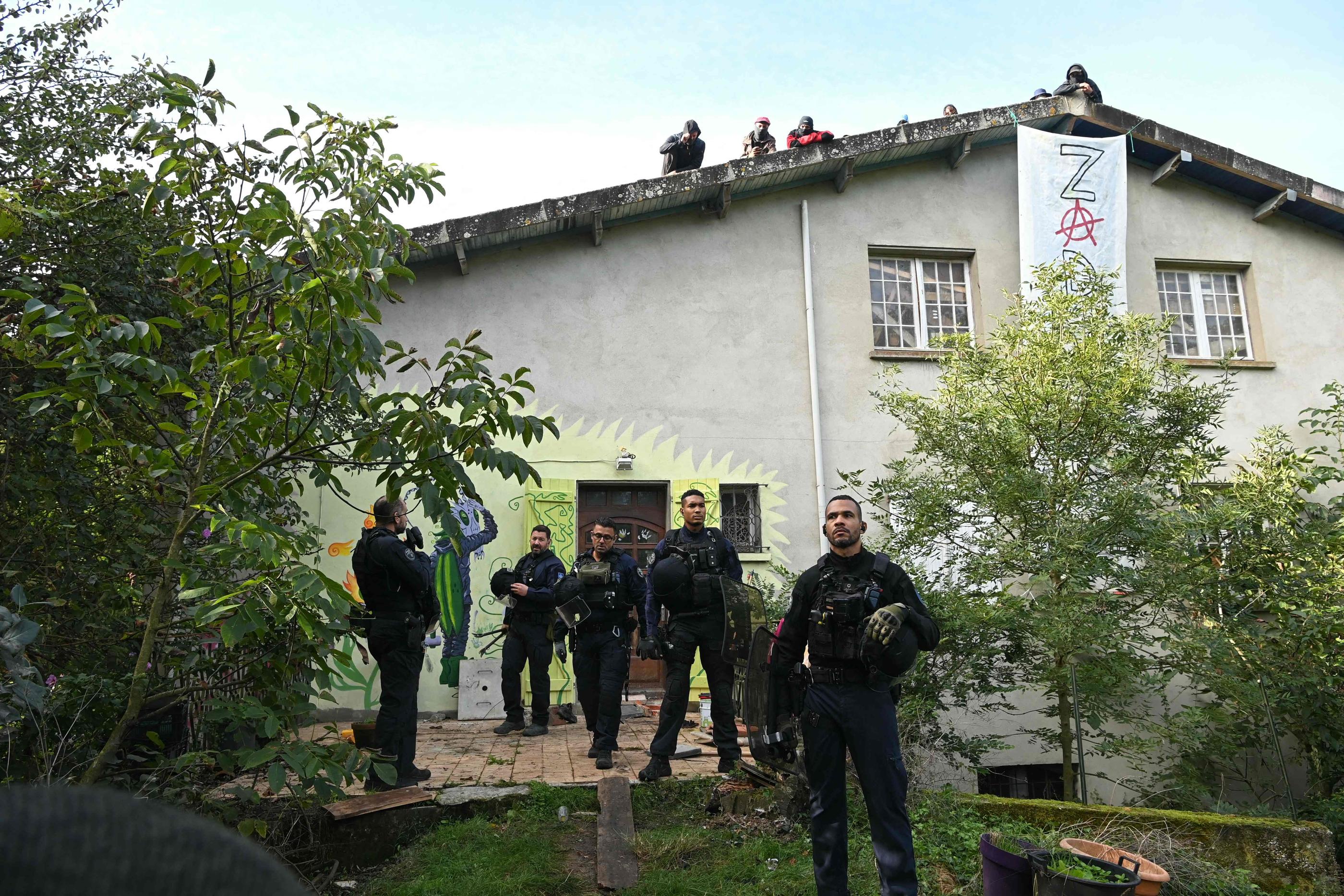 Verfeil, 16 septembre 2024. Plusieurs dizaines de gendarmes sont rentrés lundi matin sur le dernier terrain occupé par les opposants à l'A69, en vue de procéder à leur évacuation. Matthieu RONDEL / AFP.