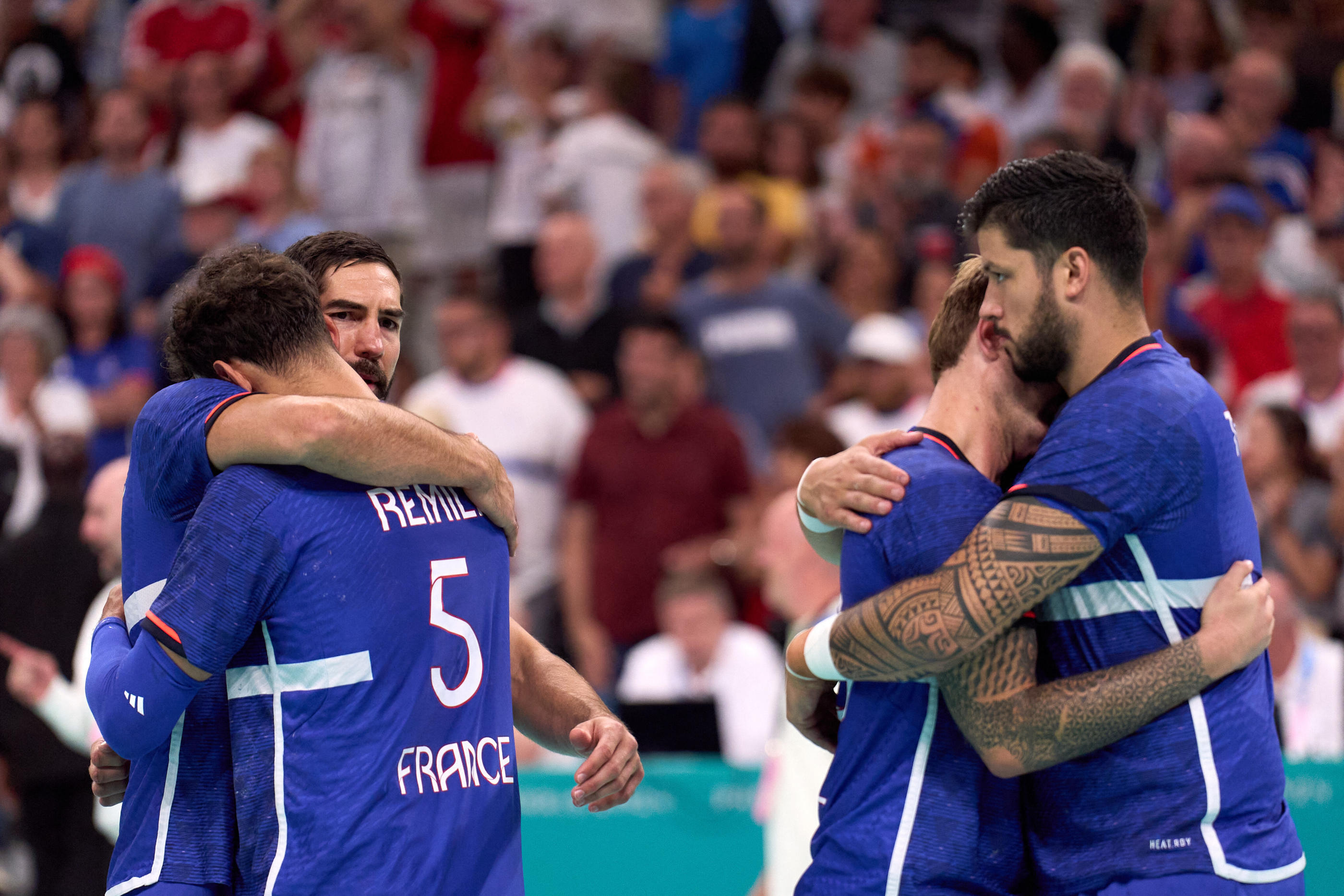 La déception des Bleus éliminés en quart de finale du tournoi de handball masculin des Jeux olympiques de Paris 2024. Abaca/ Icon Sport//Xinhua