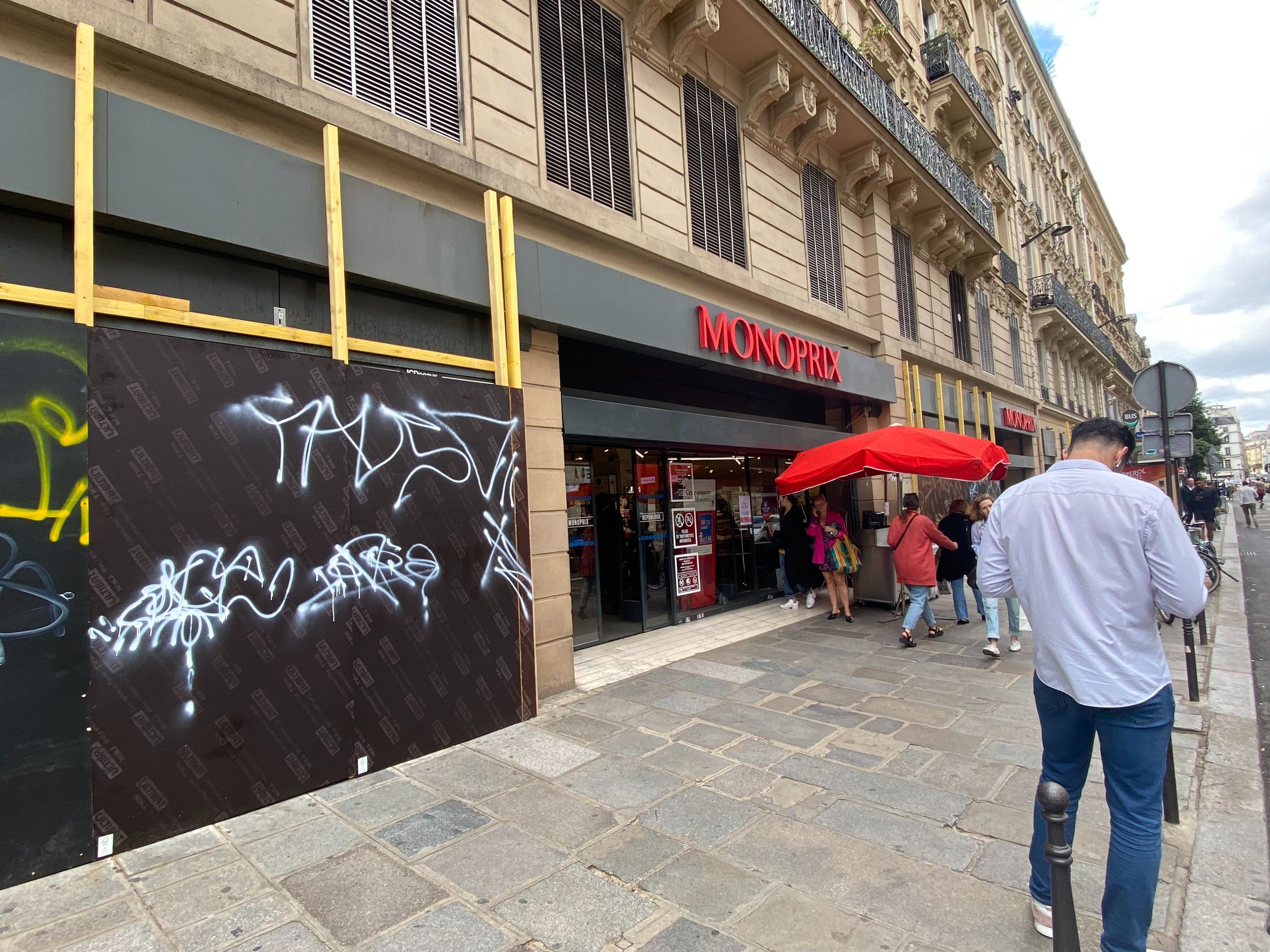 Paris (Xe), jeudi 4 juillet. Le Monoprix de la rue du Temple restera barricadé tant que la situation ne sera pas «normale». LP/Auguste Canier