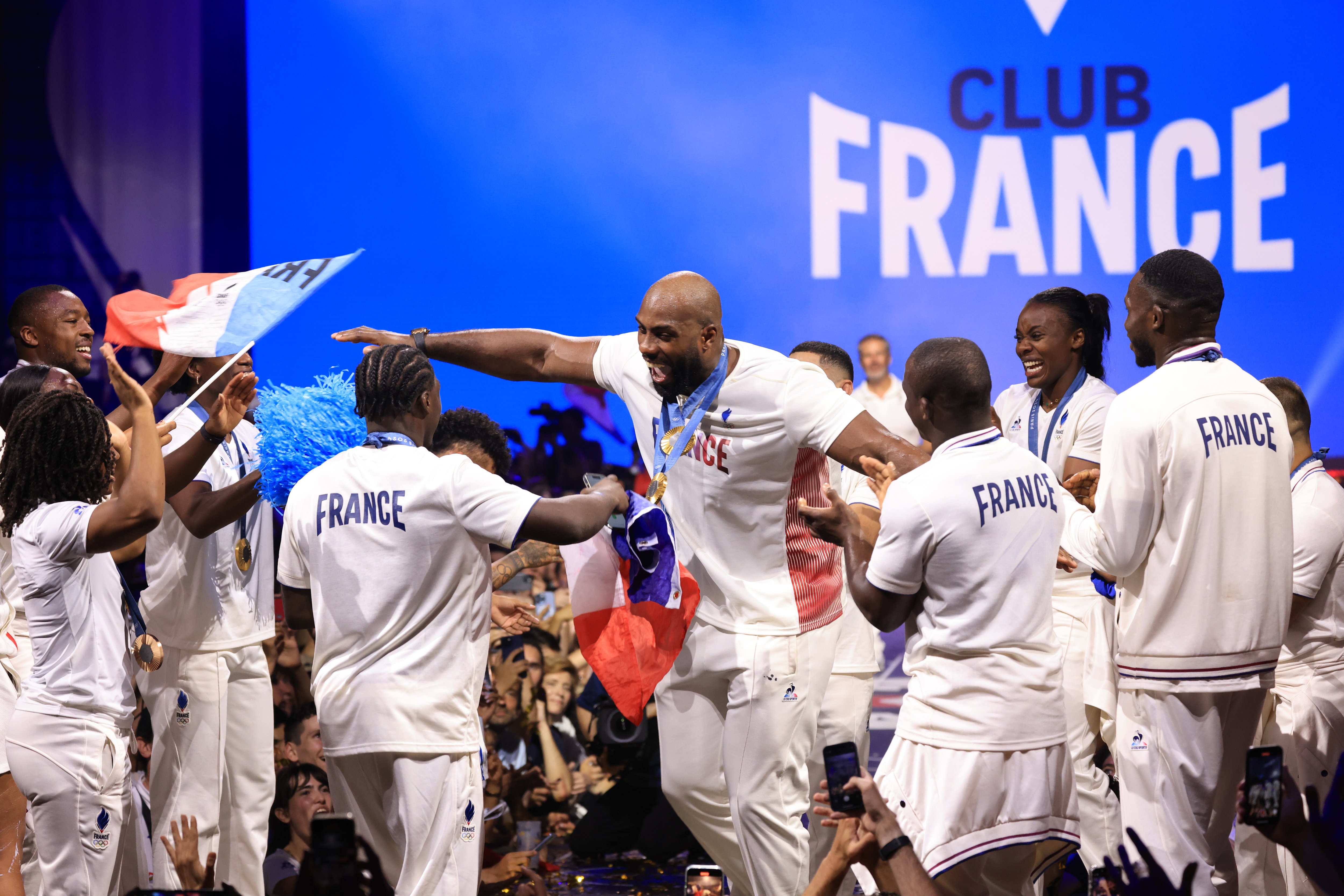 Teddy Riner et les judokas, sacrés lors de l'épreuve par équipes mixtes, ont été fêtés et acclamés au Club France. LP/Olivier Arandel