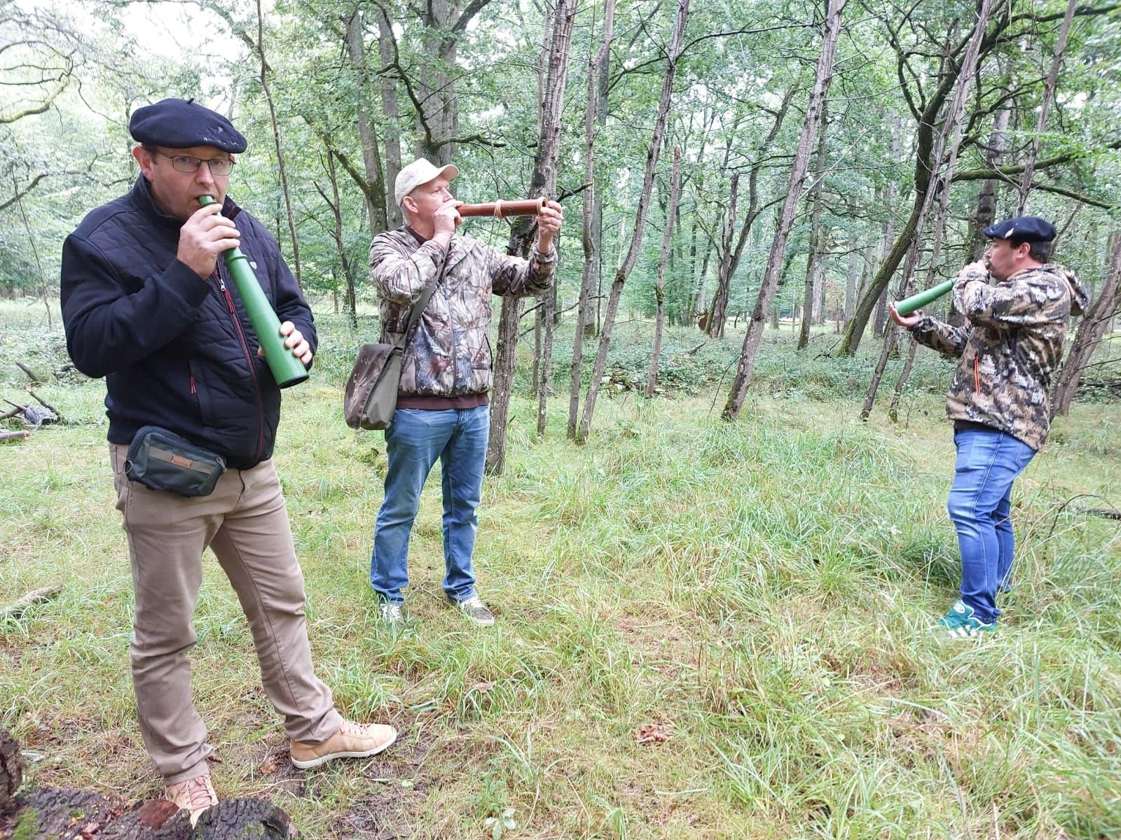 Sonchamp (Yvelines), le 7 septembre 2024. Alain Enjolras, Alfred Bour et Virgile Parpinelli imitent le brame du cerf à la perfection. LP/Elisabeth Gardet