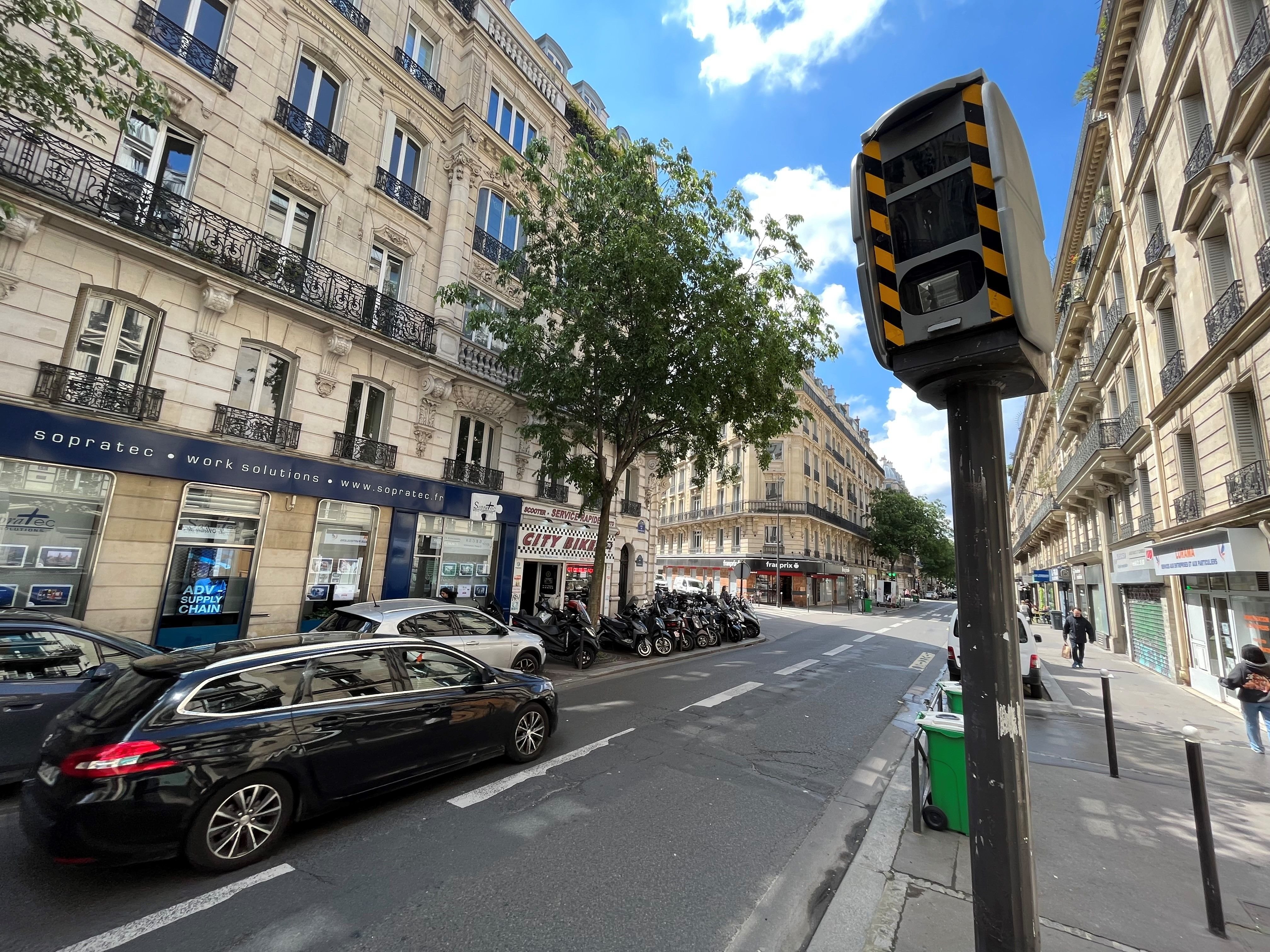 Paris (IXe), ce mardi 7 mai. Lorsque la limitation de vitesse a été abaissée à 30 km/h, le nombre d'infractions relevées par ce radar de la rue de Maubeuge a bondi de 13 avis de contravention en septembre 2020 à 1 821 en septembre 2021. LP/Élie Julien