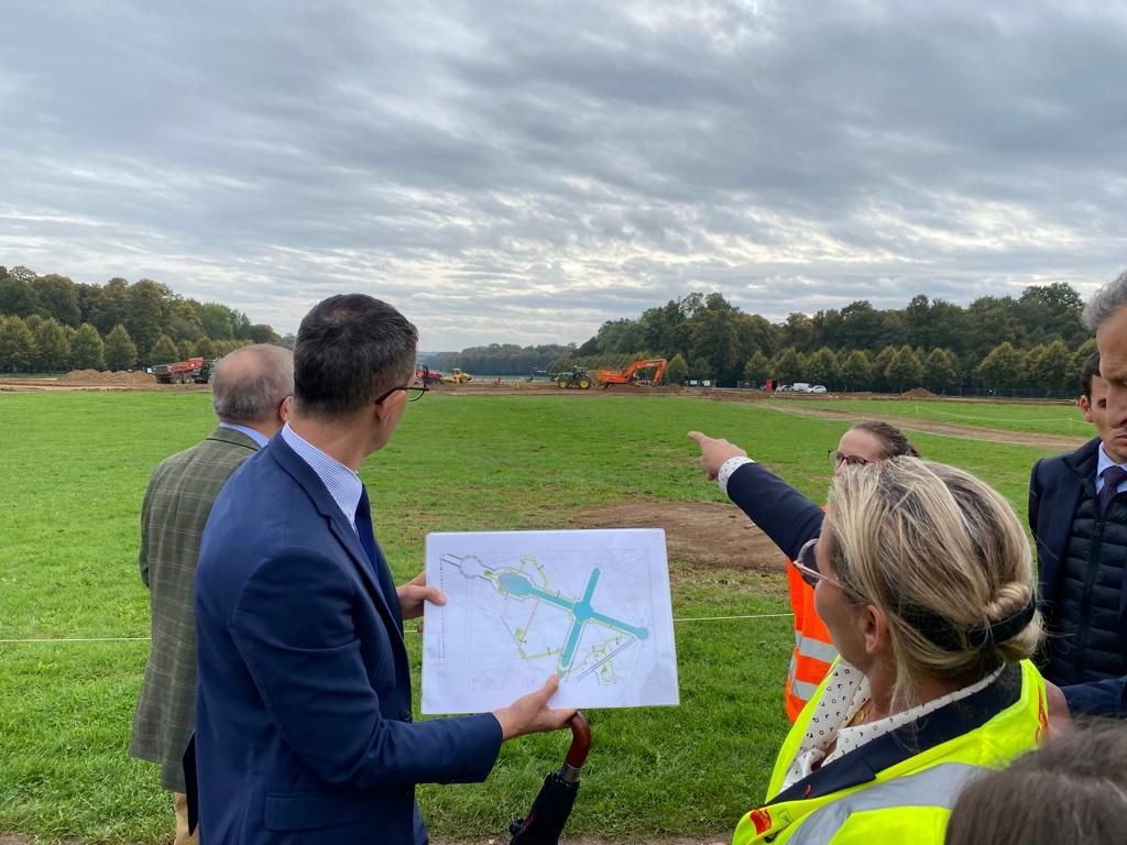 Versailles (Yvelines), le 12 octobre 2023. La plaine de l'Étoile royale du château de Versailles est actuellement en travaux en vue d'accueillir le futur stade éphémère des épreuves équestres de Paris 2024. LP/Mathilde Debarre