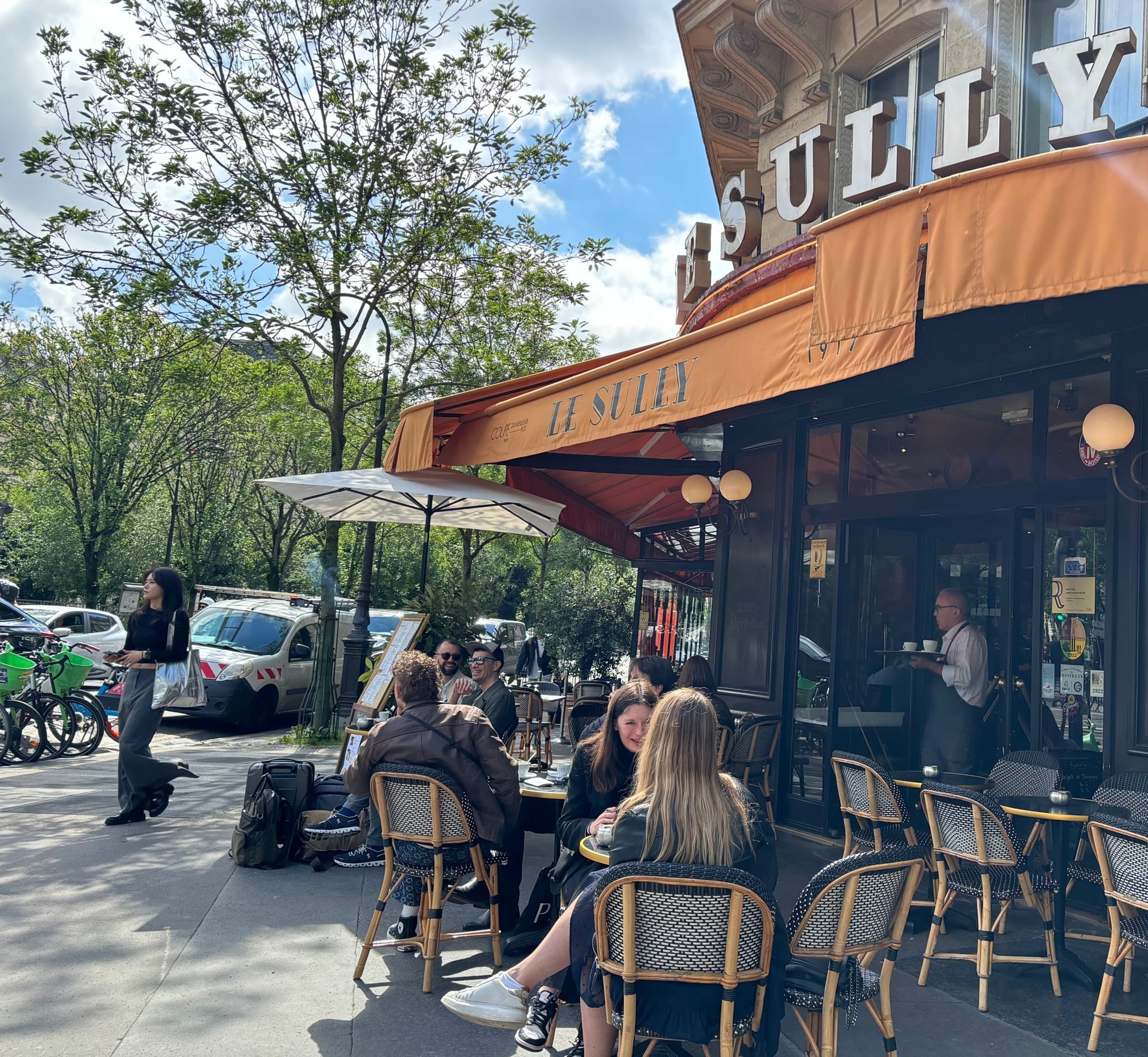 Paris (IVe), le 21 mai 2024. Les commerçants localisés dans les futures zones grises antiterroristes s'inquiètent de perdre une partie de leur clientèle lorsque la sécurité sera renforcée du 18 au 26 juillet, en amont de la cérémonie des JO. LP/Candice Doussot