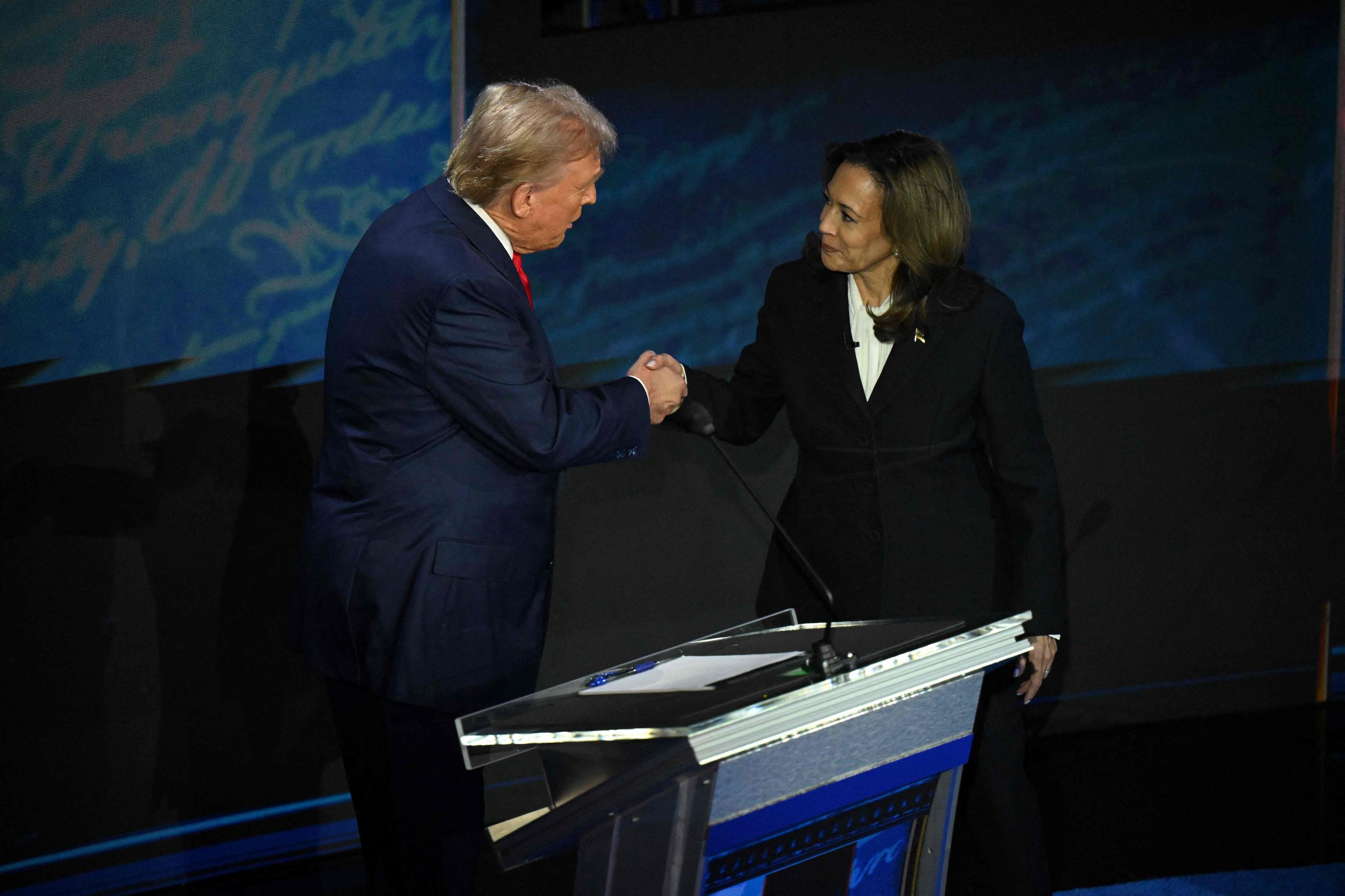 Kamala Harris s'est dirigée vers Donald Trump à son arrivée sur le plateau pour lui serrer la main. AFP/SAUL LOEB