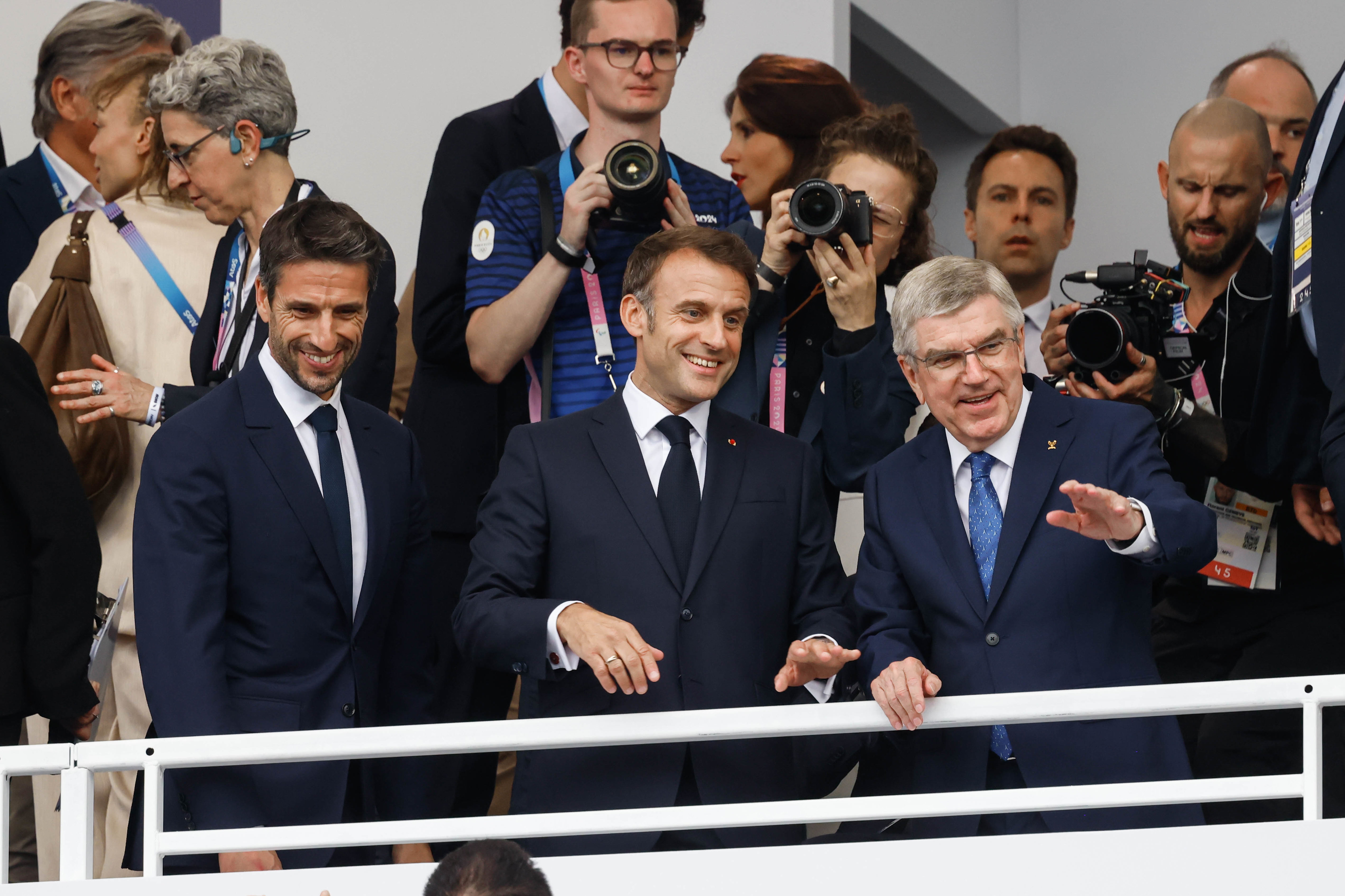 Le président Emmanuel Macron lors de la cérémonie d'ouverture des JO de Paris, en compagnie de Tony Estanguet, président du COJO de Paris 2024, et Thomas Bach, président du CIO. LP/Olivier Corsan