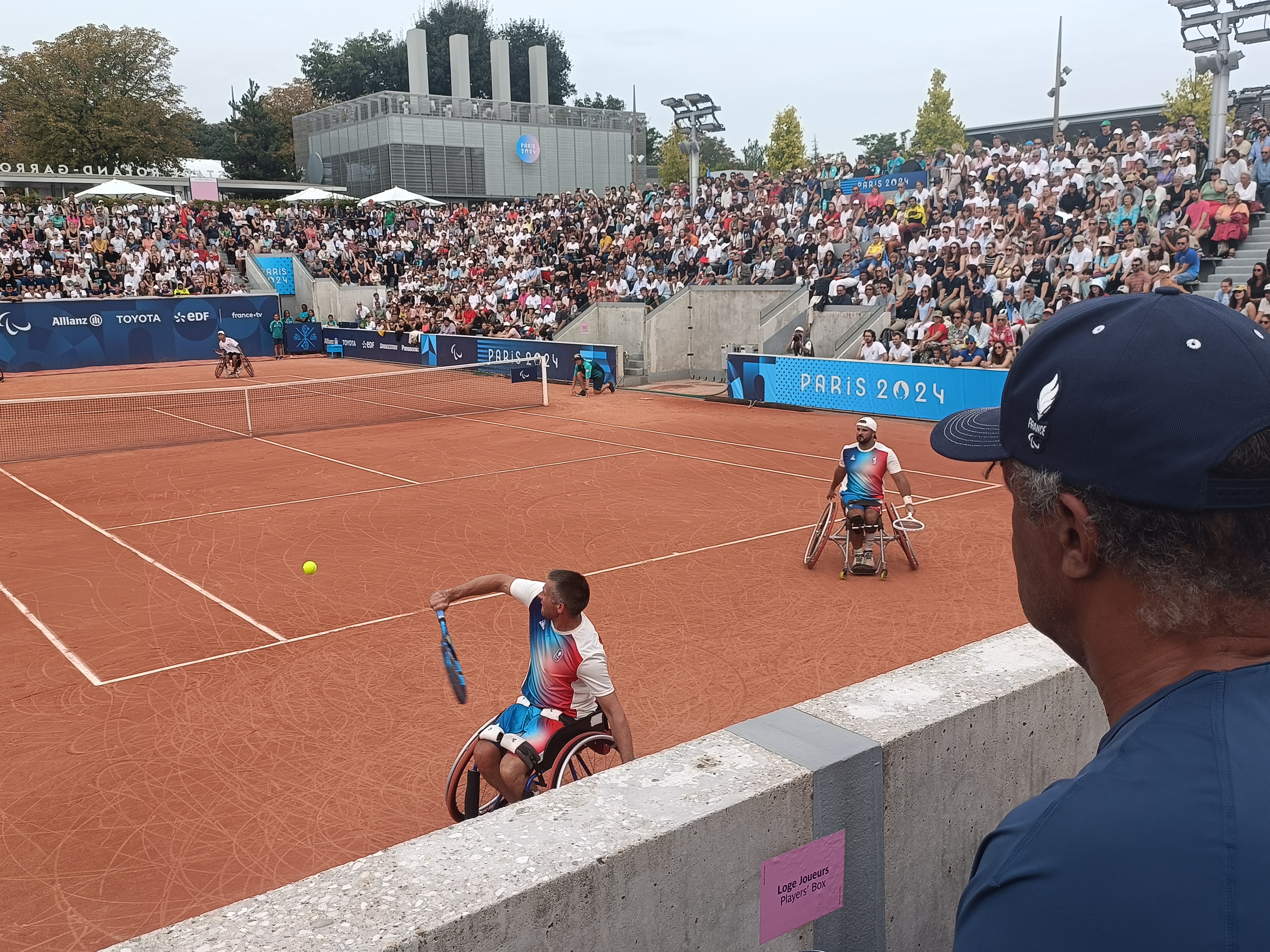 Yannick Noah était aux premières loges pour assister à la défaite de la paire Laget-Menguy lors du premier tour des Jeux paralympiques samedi. LP/Victor Cousin