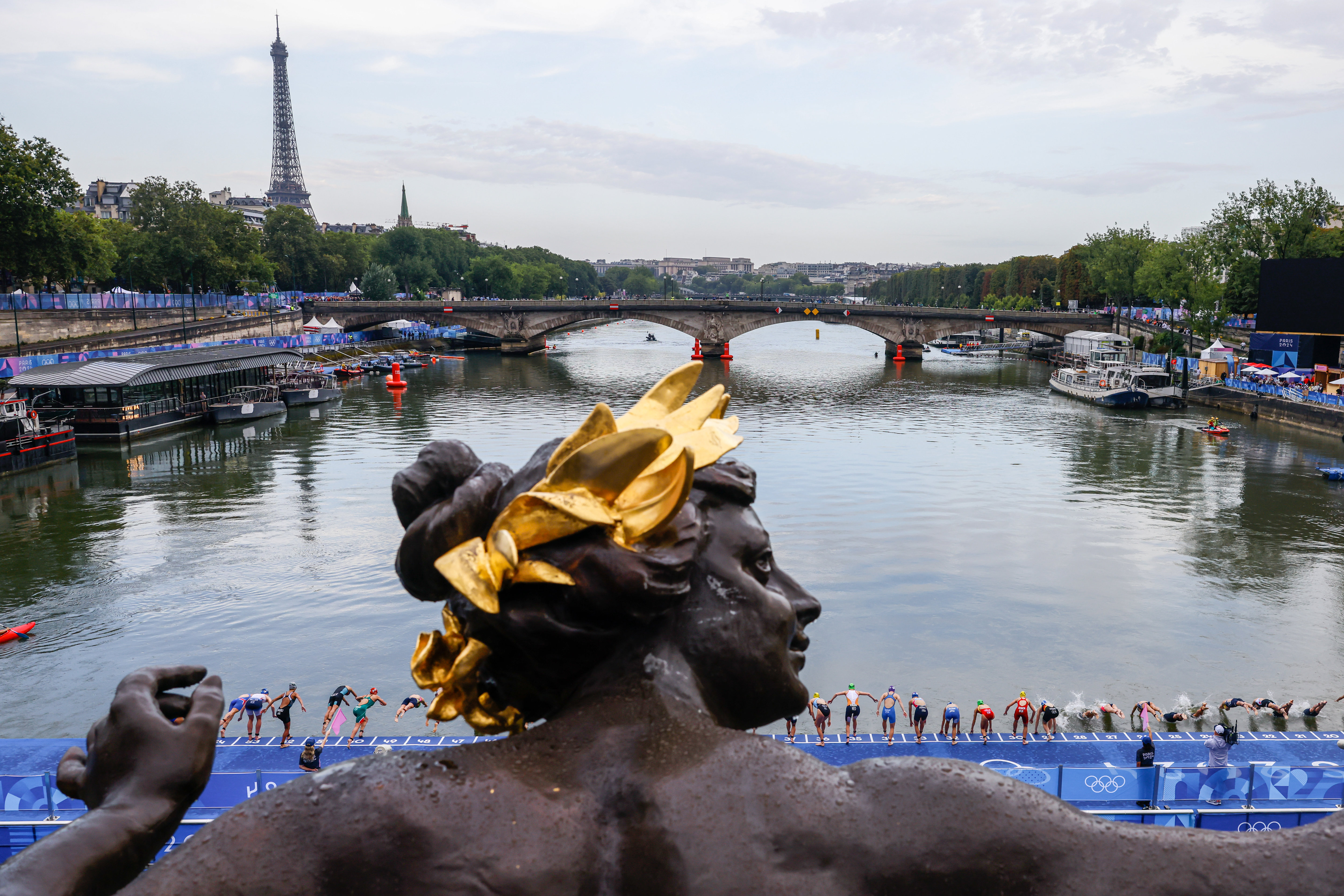 Les triathlètes hommes ont plongé dans la Seine mercredi matin au départ du pont Alexandre-III, après le feu vert du comité d'organisation, quelques heures plus tôt. LP/Olivier Corsan