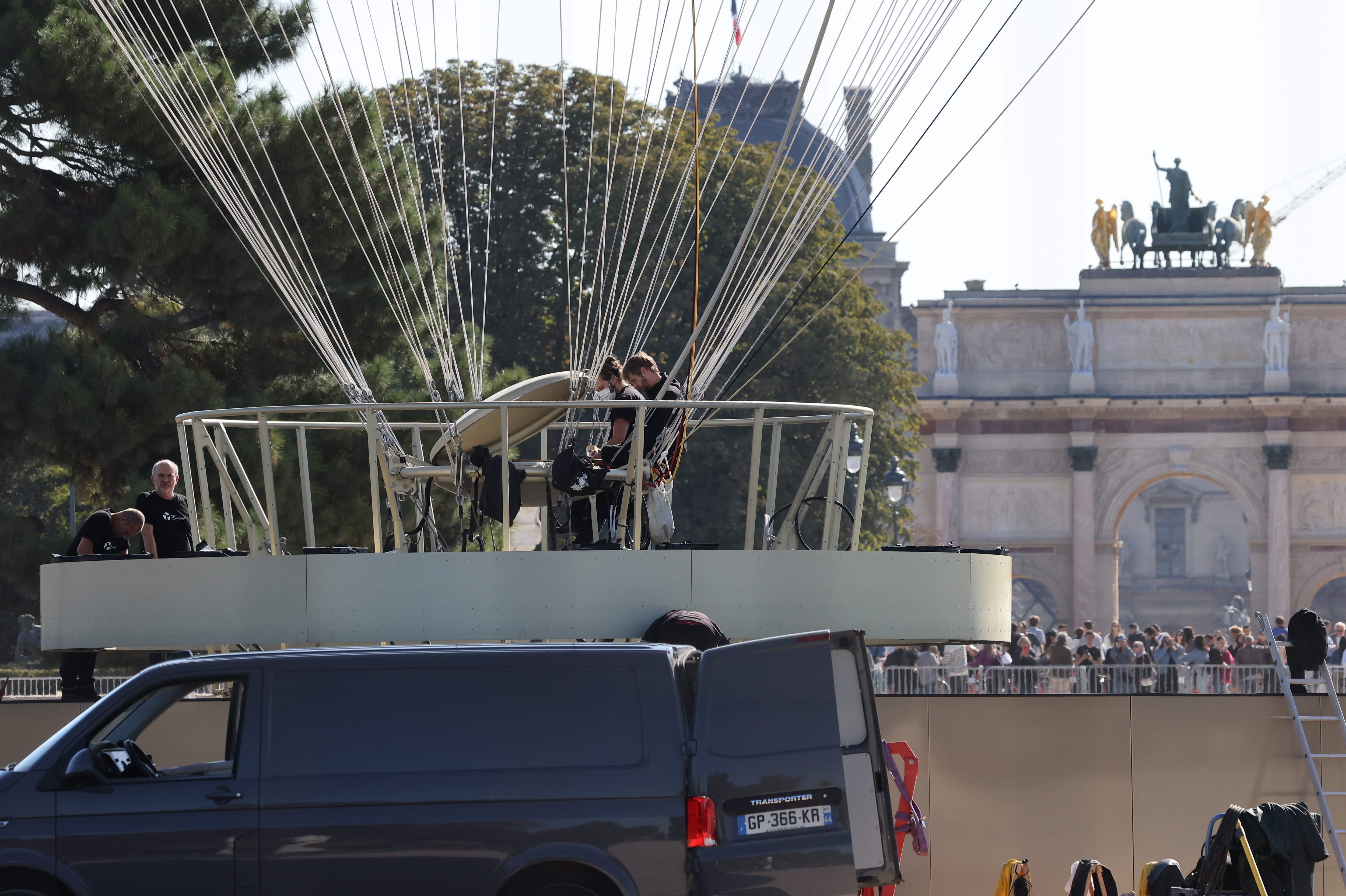 Paris (Ier), ce dimanche. Après s’être envolée une dernière fois samedi soir à l’issue de la « Parade des champions », la structure a commencé à être démontée. LP/Olivier Lejeune