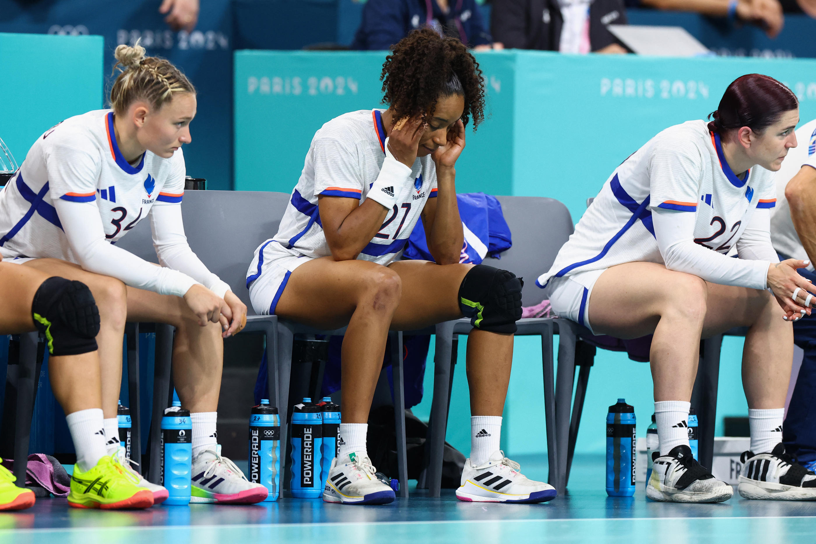 Après leur titre olympique à Tokyo, les Bleues visaient le doublé à domicile. REUTERS/Bernadett Szabo