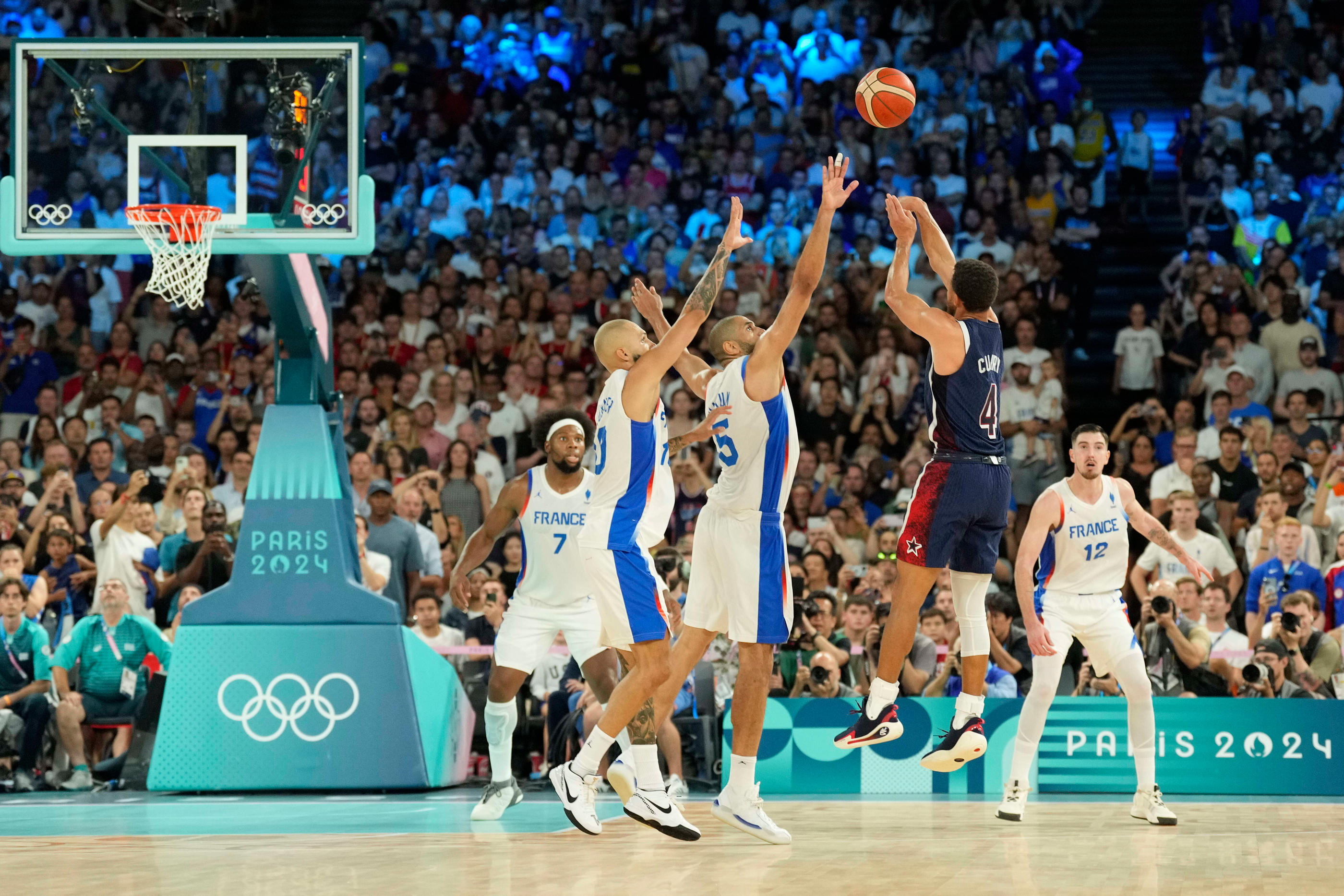 Stephen Curry lors d'un shoot à longue distance en finale des JO 2024 contre la France. Icon Sport.