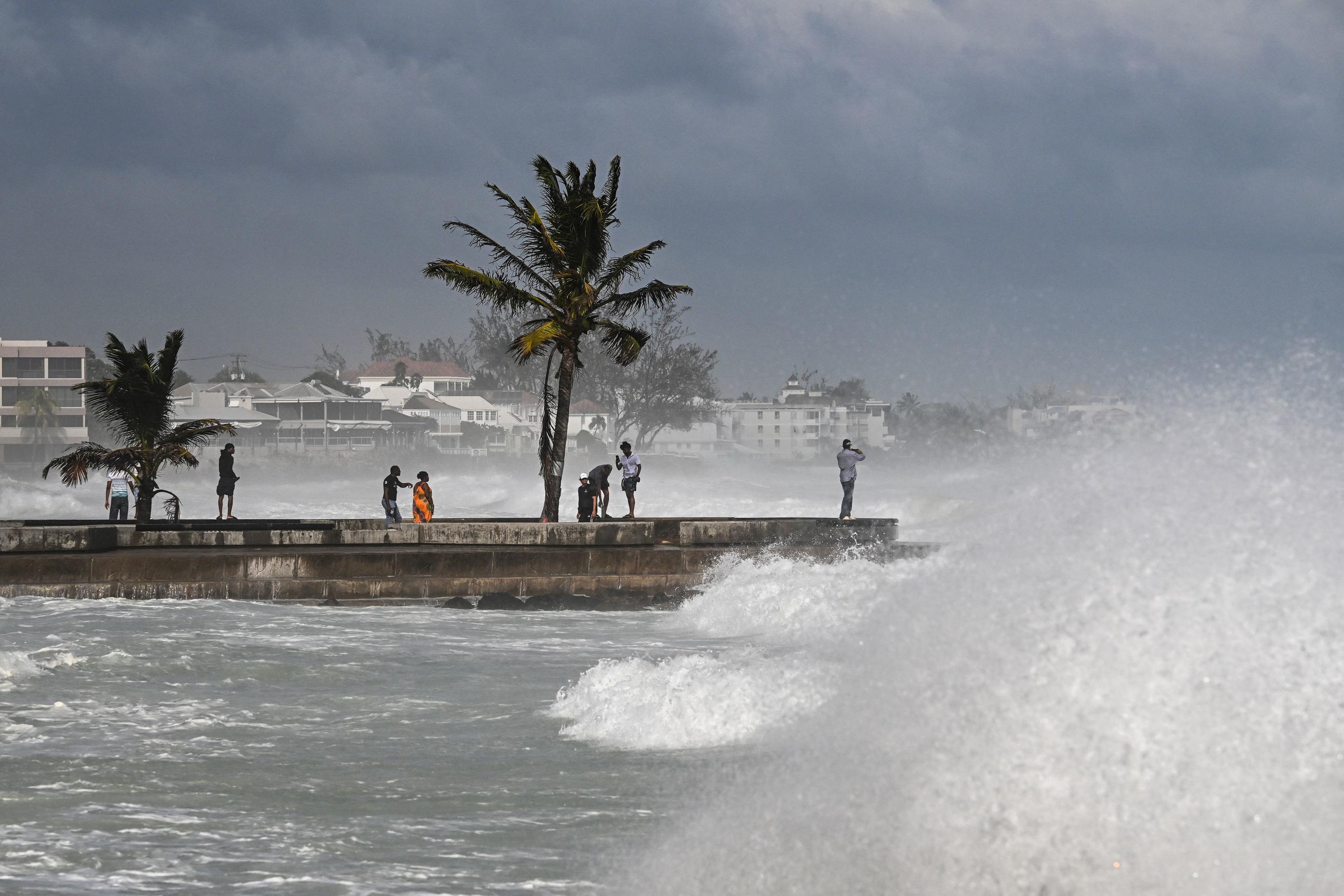 Ce phénomène météorologique a très rapidement pris de l’ampleur passant, entre vendredi et samedi, du statut de dépression tropicale à celui de tempête tropicale, avant de devenir un ouragan. AFP/CHANDAN KHANNA