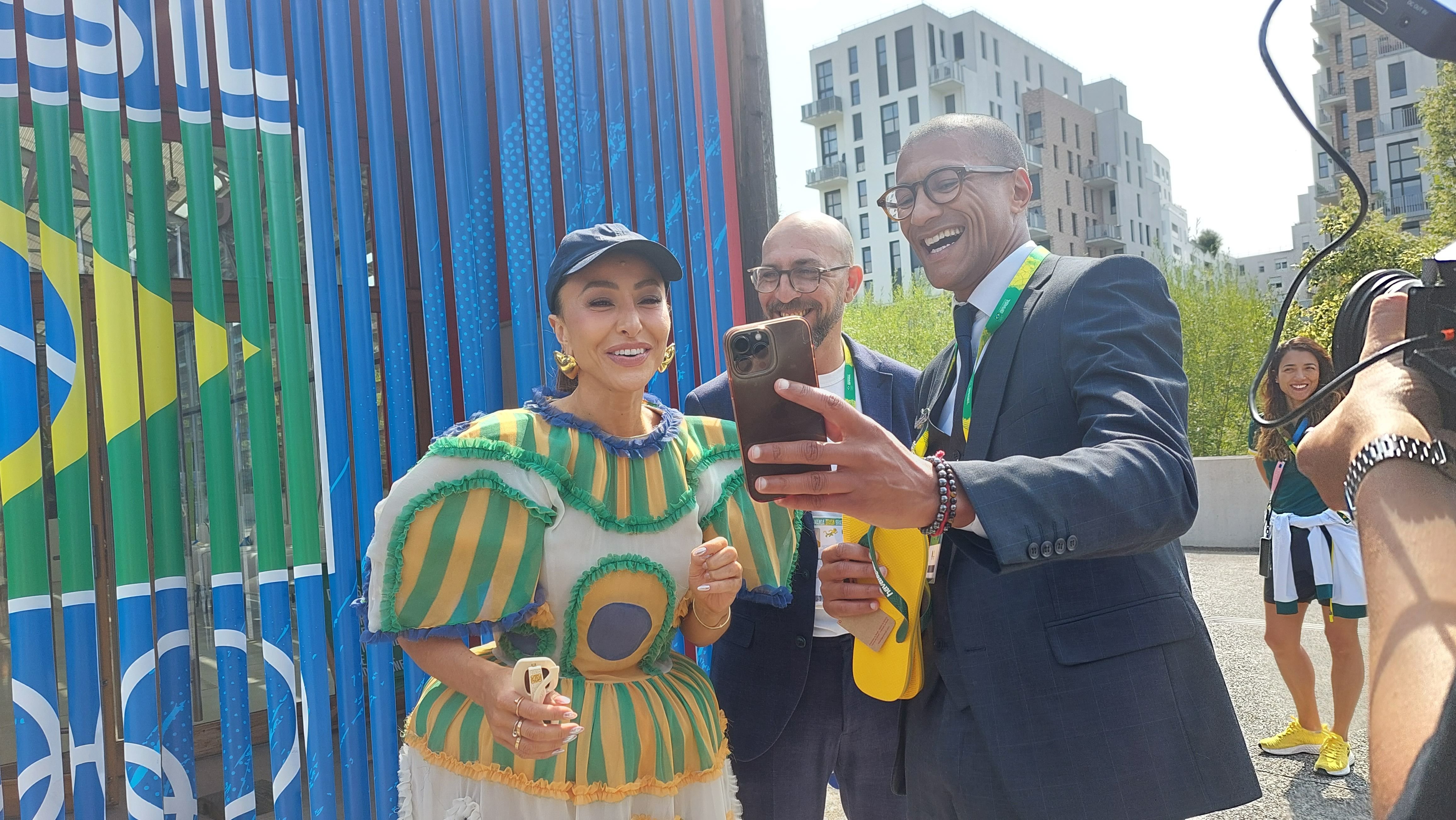 Saint-Ouen (Seine-Saint-Denis), ce mercredi. Le maire Karim Bouamrane (à droite), lors de sa visite des équipements de la ville occupés par la délégation olympique brésilienne, a rencontré l'influenceuse et star de la télé Sabrina Sato. LP/G.B.