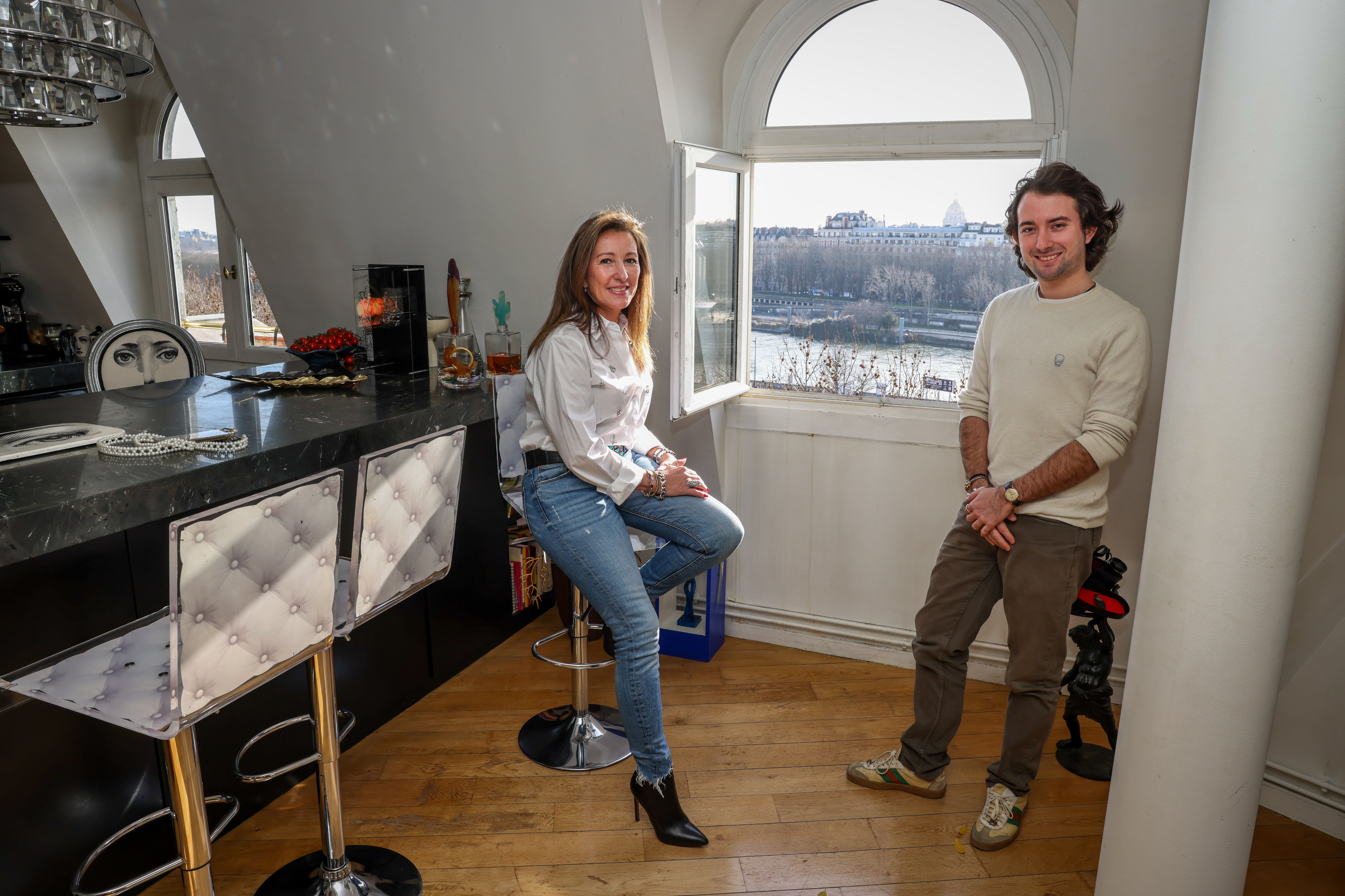 Paris, place de l'Alma (VIIIe). Florence et son fils Arthur louent leur appartement aux entreprises 10 000 euros la journée, grâce au salon de 80 m2 et cette vue exceptionnelle. LP/Frédéric Dugit