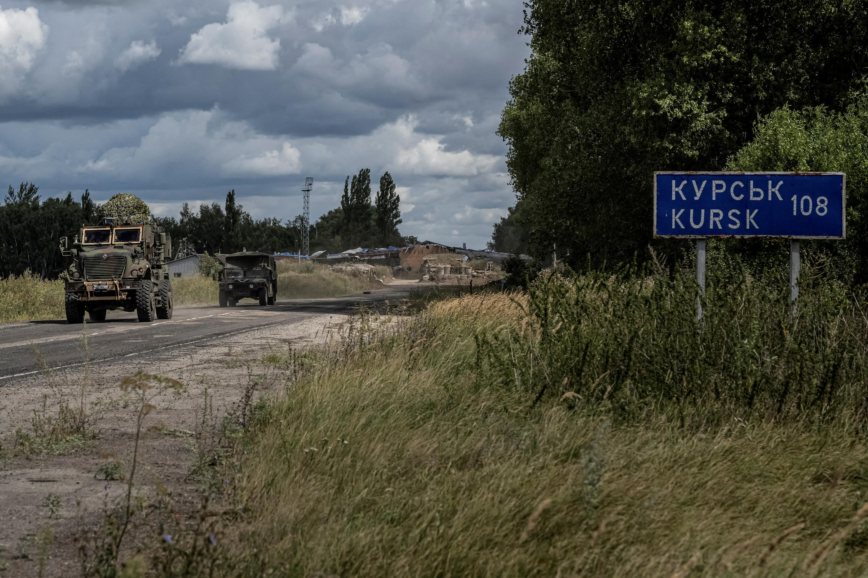 Des véhicules militaires ukrainiens non loin de la frontière russe, à proximité de la ville de Koursk, le 13 août 2024 (illustration). REUTERS/Viacheslav Ratynskyi