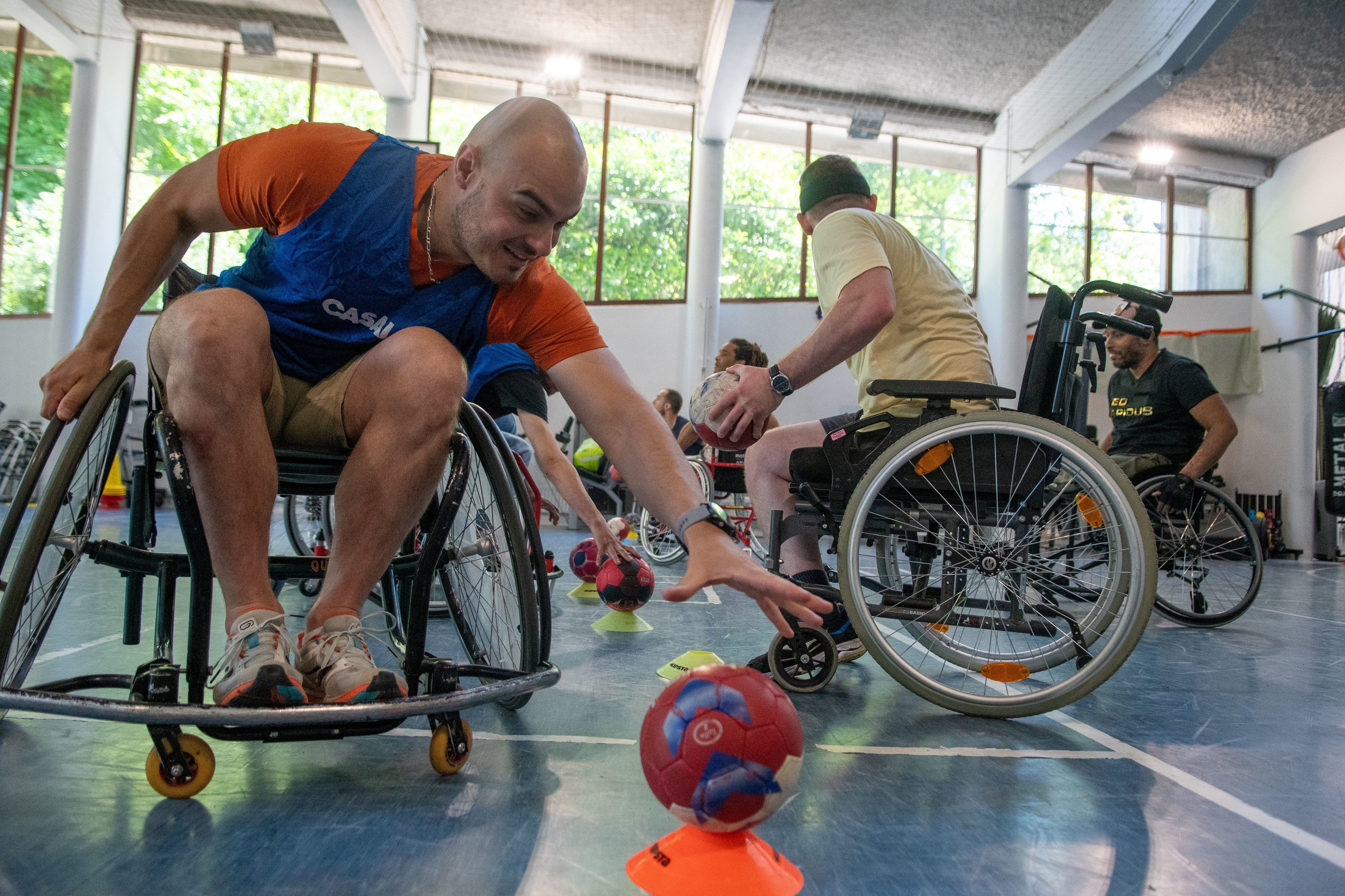 Valenton, le 7 juin 2024. Le pôle sport handi permet aux patients de l'institut Robert-Merle-d'Aubigné de pratiquer une activité sportive, ici le handball fauteuil, avec une association des environs. LP/Marion Sillion