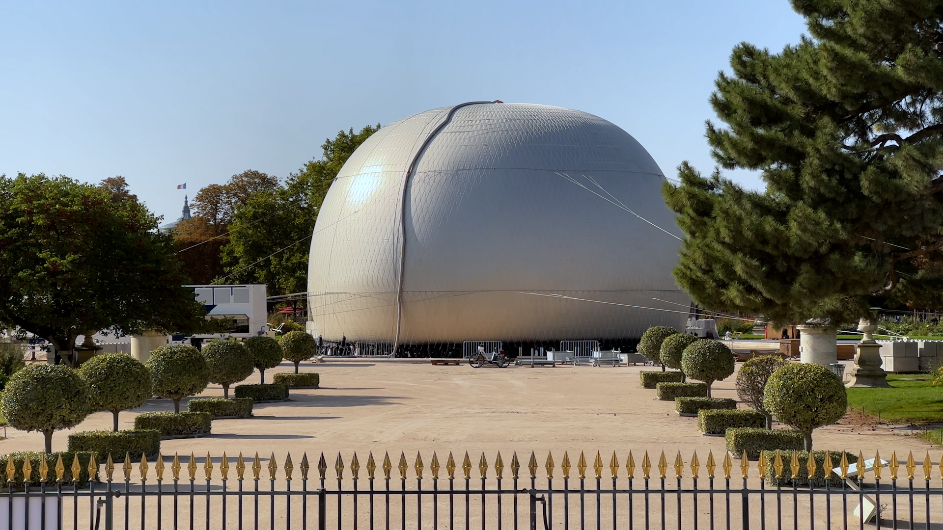 Jardin des Tuileries (Ier), 17 septembre 2024. Le dégonflage du ballon devrait durer au moins cinq jours. LP/J.H.