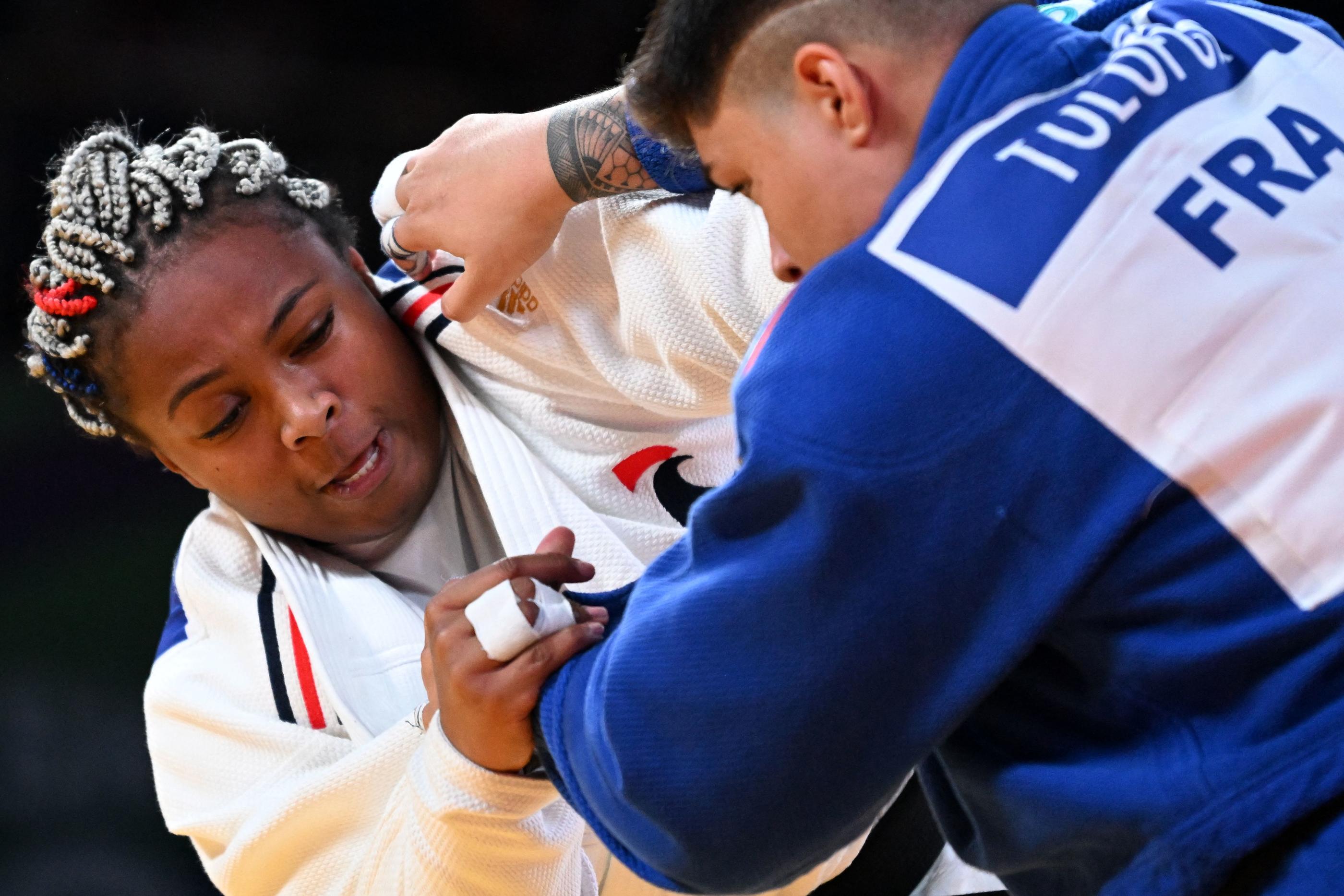 Ici face à Julia Tolofua (en bleu), Romane Dicko a remporté le titre mondial en +78kg. AFP/Kirill KUDRYAVTSEV