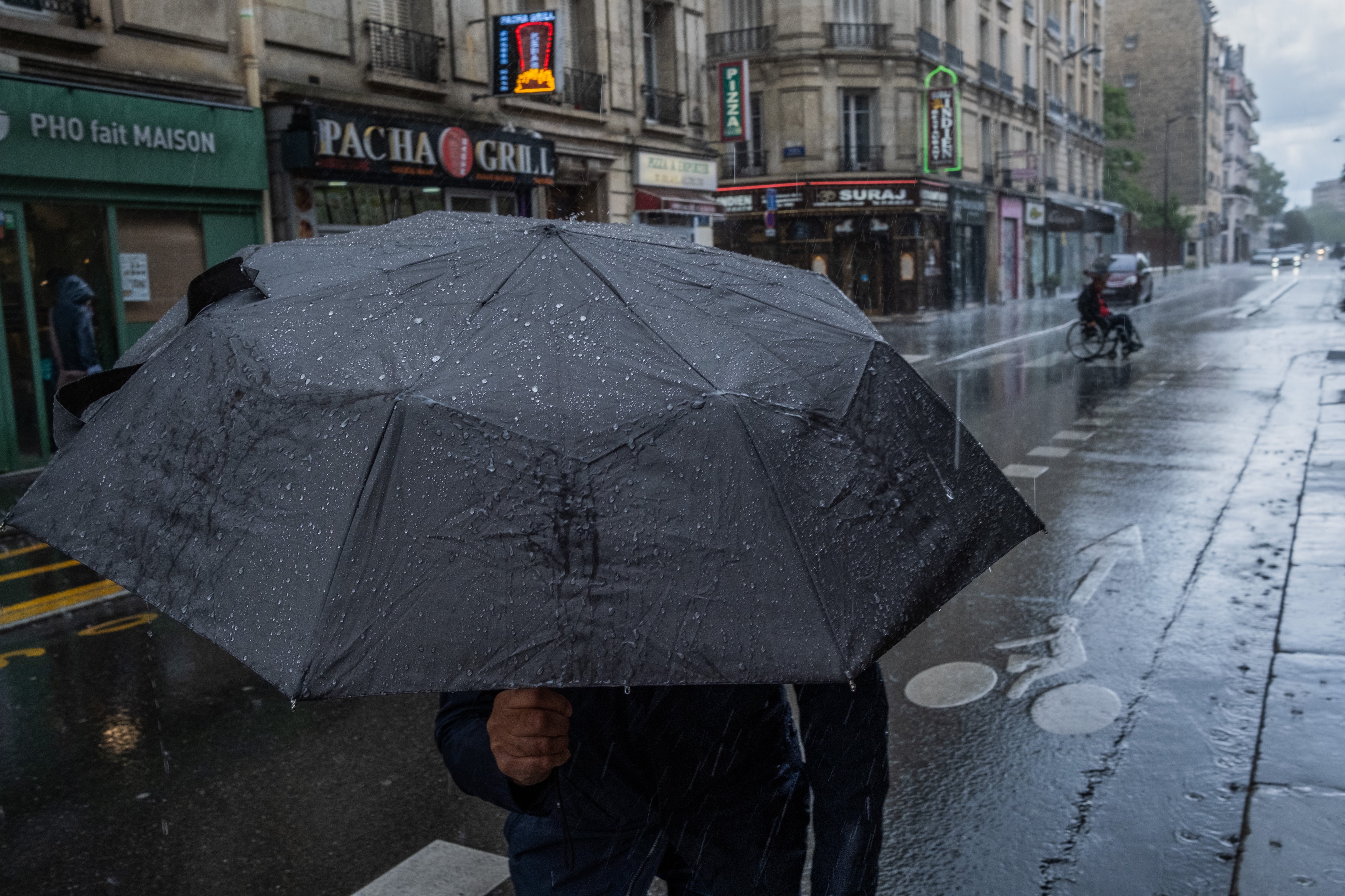 «En mai, mets un ciré.» Le printemps a été particulièrement maussade cette année (ici, ce jeudi 30 mai à Paris), avec un cumul de pluie tombé sur l’ensemble du mois qui devrait être supérieur d’environ 30 % à la moyenne. LP/Leo Vignal