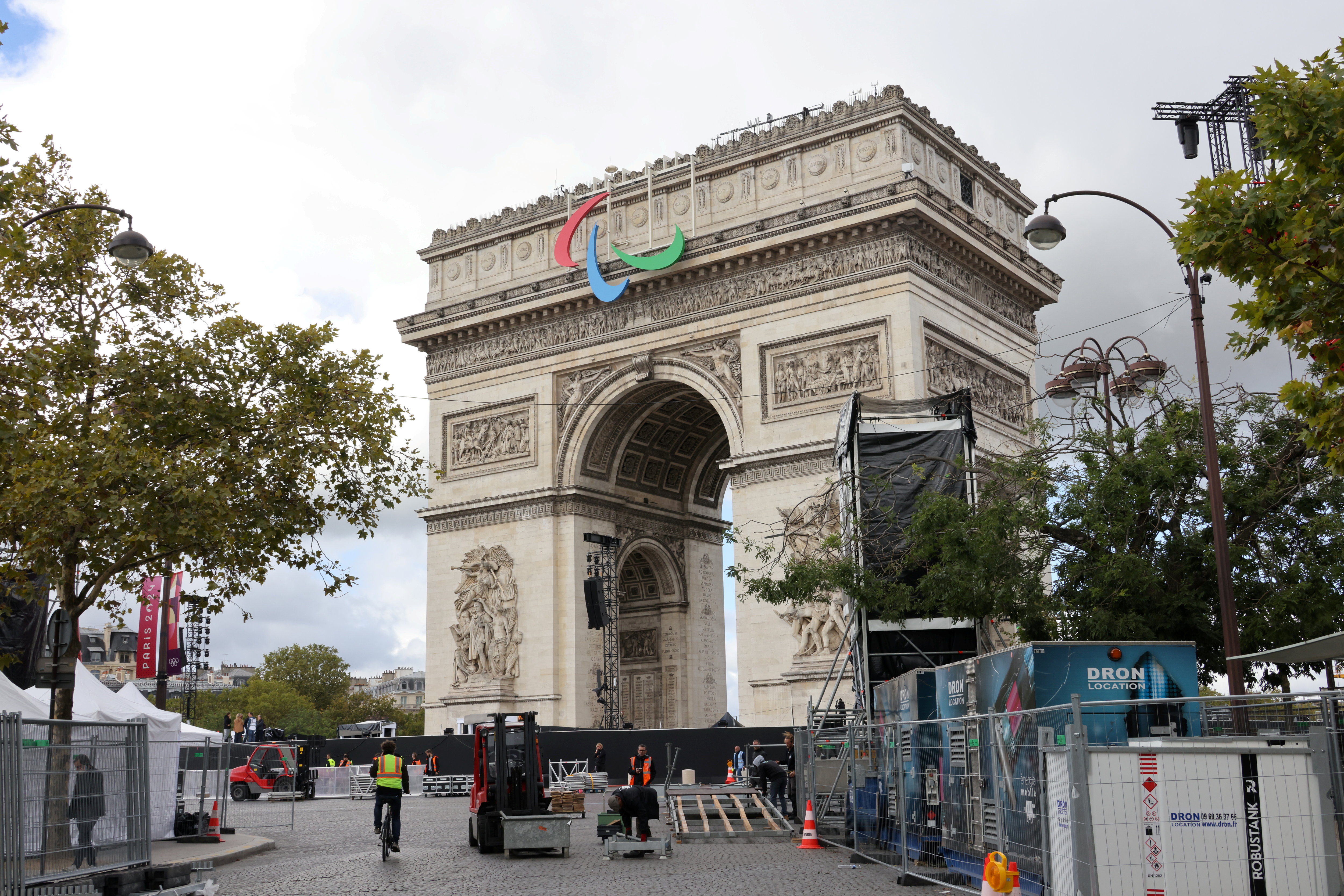 Le dispositif pour la parade a été installé dès ce vendredi 13 septembre, place de l'Étoile (VIIIe). LP/Delphine Goldsztejn