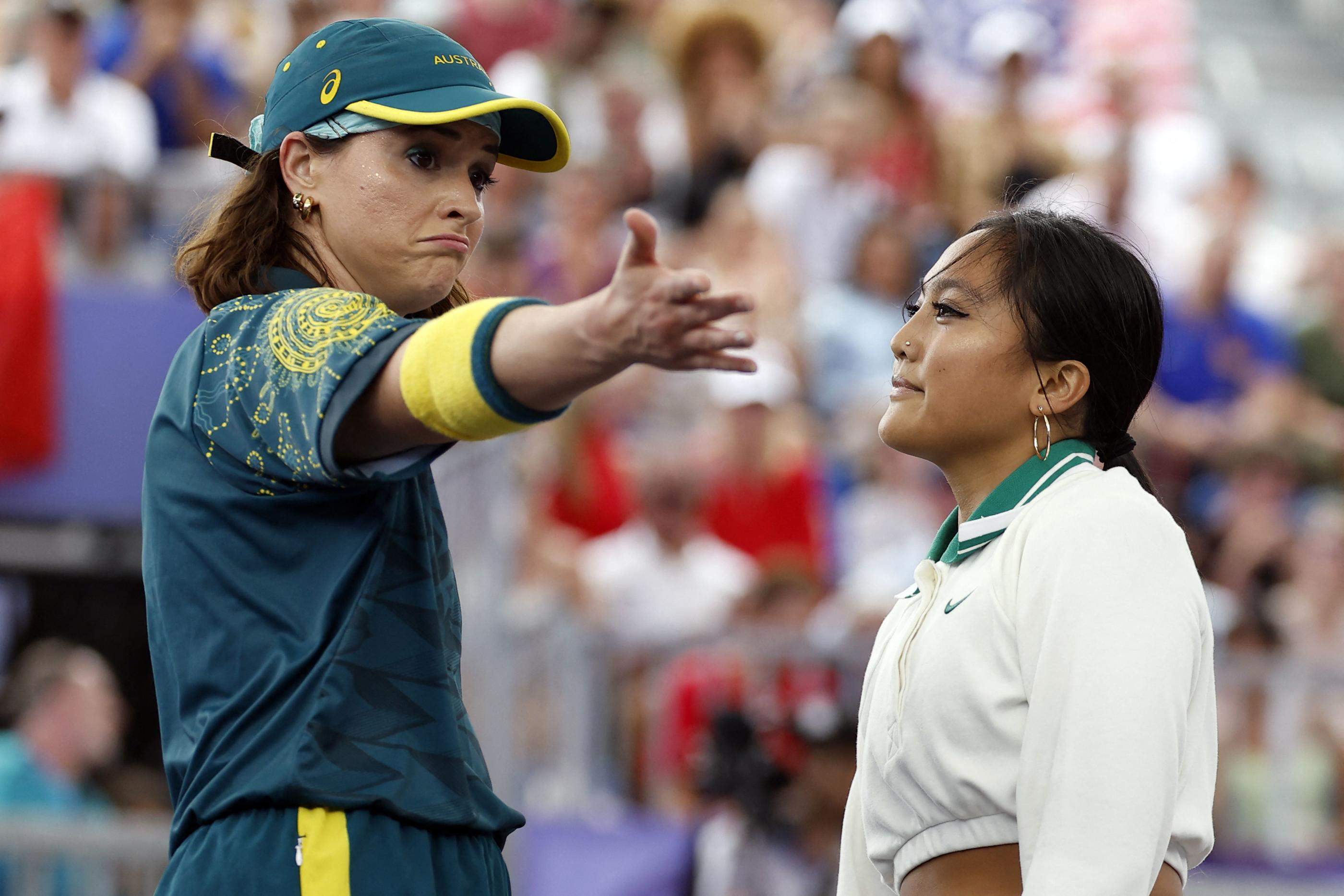 Rachael Gunn (à gauche) a fait sensation à sa manière lors du tournoi de breaking féminin. AFP