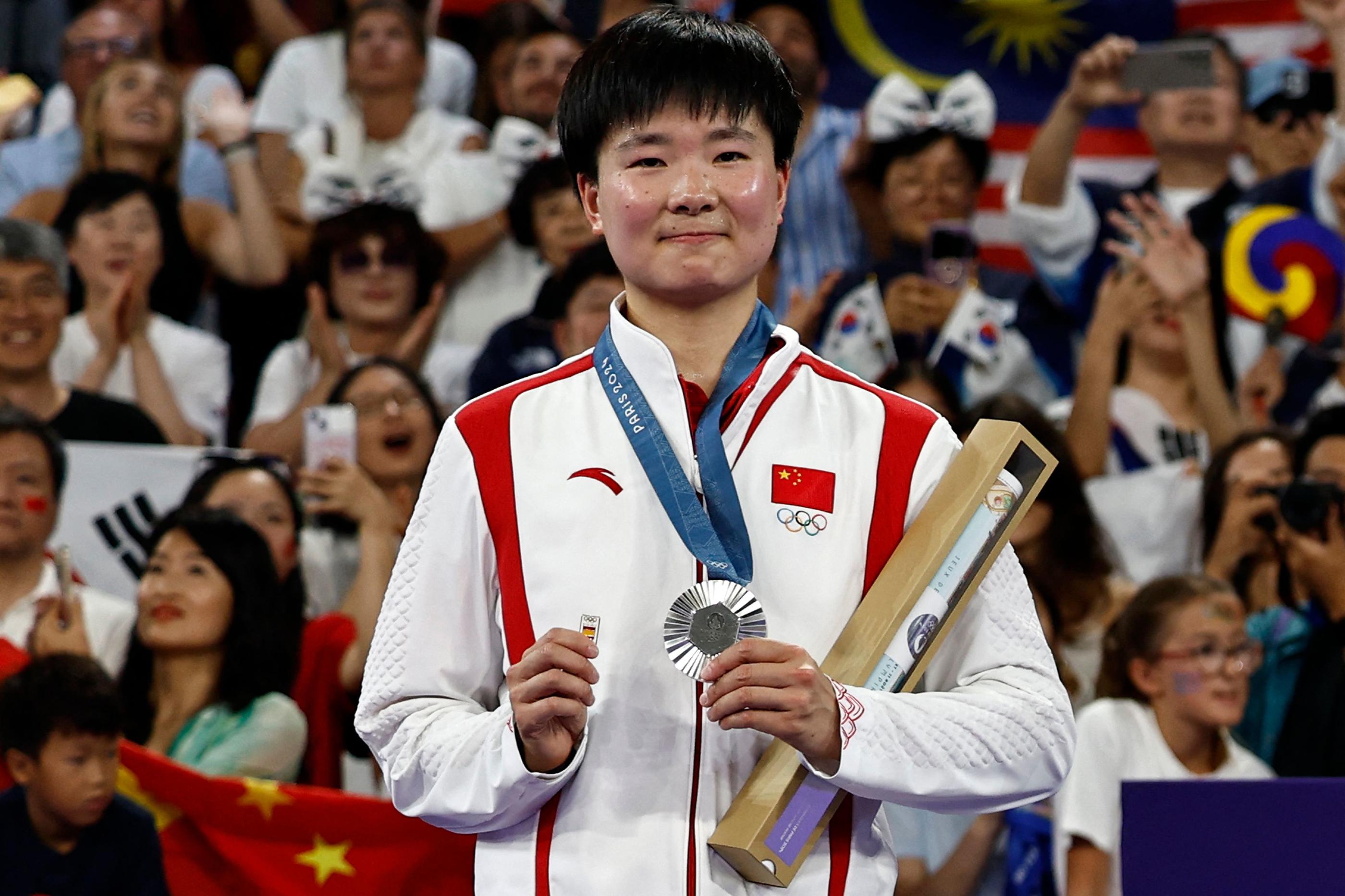 He Bing Jiao est venu sur le podium avec un petit pin's de l'Espagne dans la main. AFP/Luis Tato