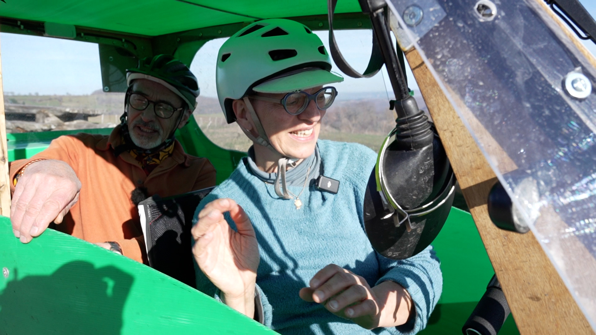 Sans transports publics et habitant à la campagne, Michel et Hélène Jacquemin ont fait construire une voiture à pédales