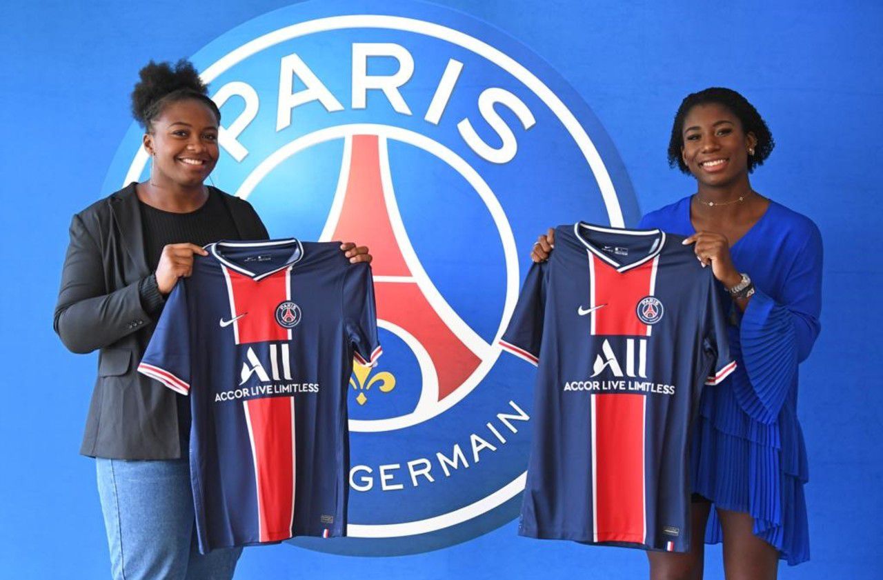 <b></b> Siège du PSG, le 28 août 2020.  Romane Dicko et Marie-Eve Gahié et (à droite) s’engagent au PSG judo.