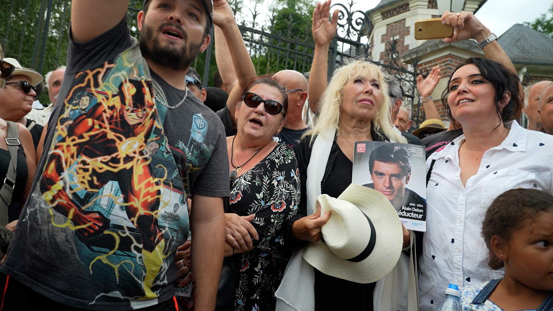 Des fans ont entonné "Paroles, paroles" à l'heure de l'inhumation d'Alain Delon, devant les grilles de sa propriété.