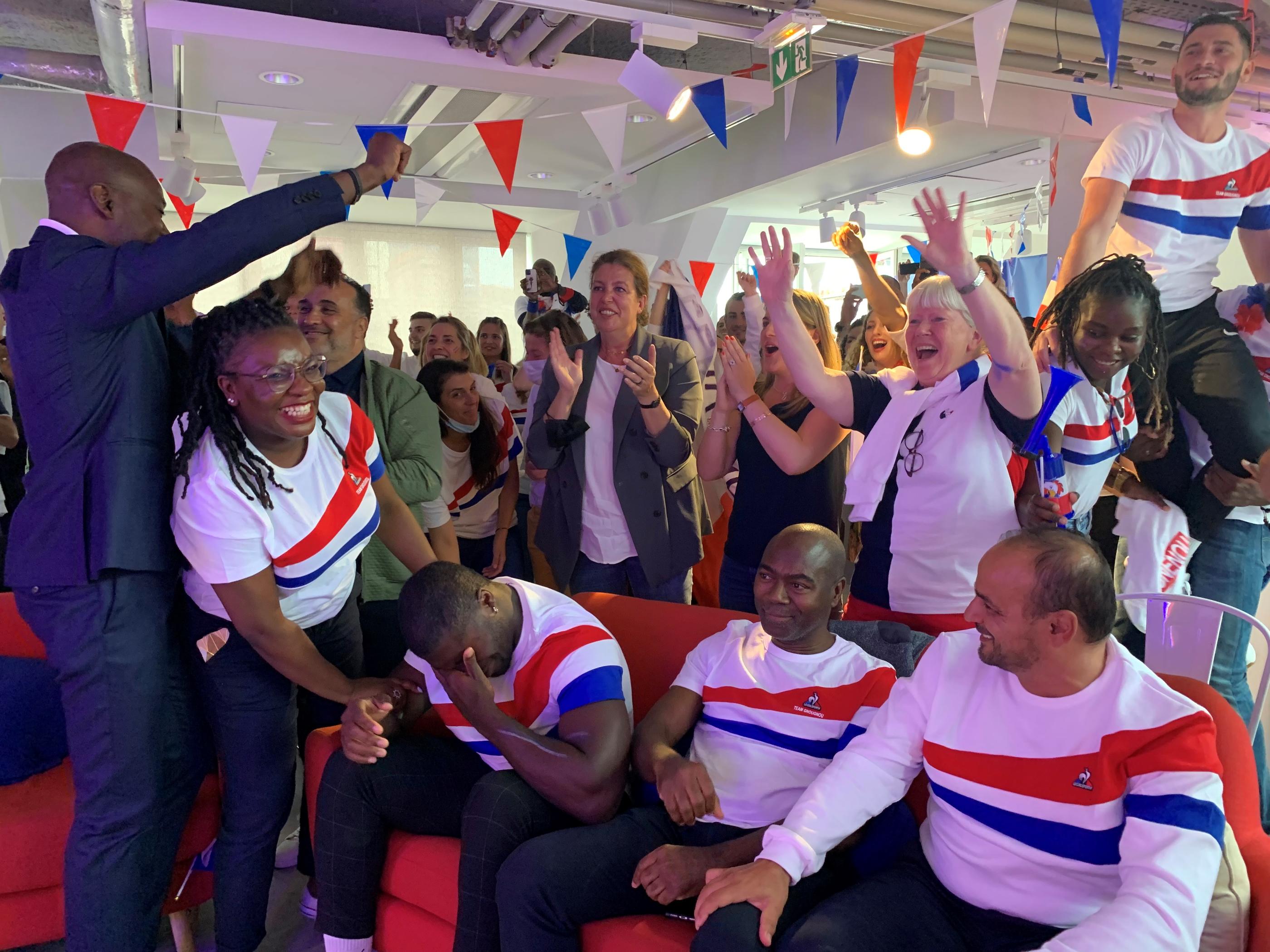 La famille et les amis de Clarisse Agbégnégnou exultent après la victoire de leur fille qui remporte la médaille d'or en moins de 63 kg. LP/Delphine Goldsztejn