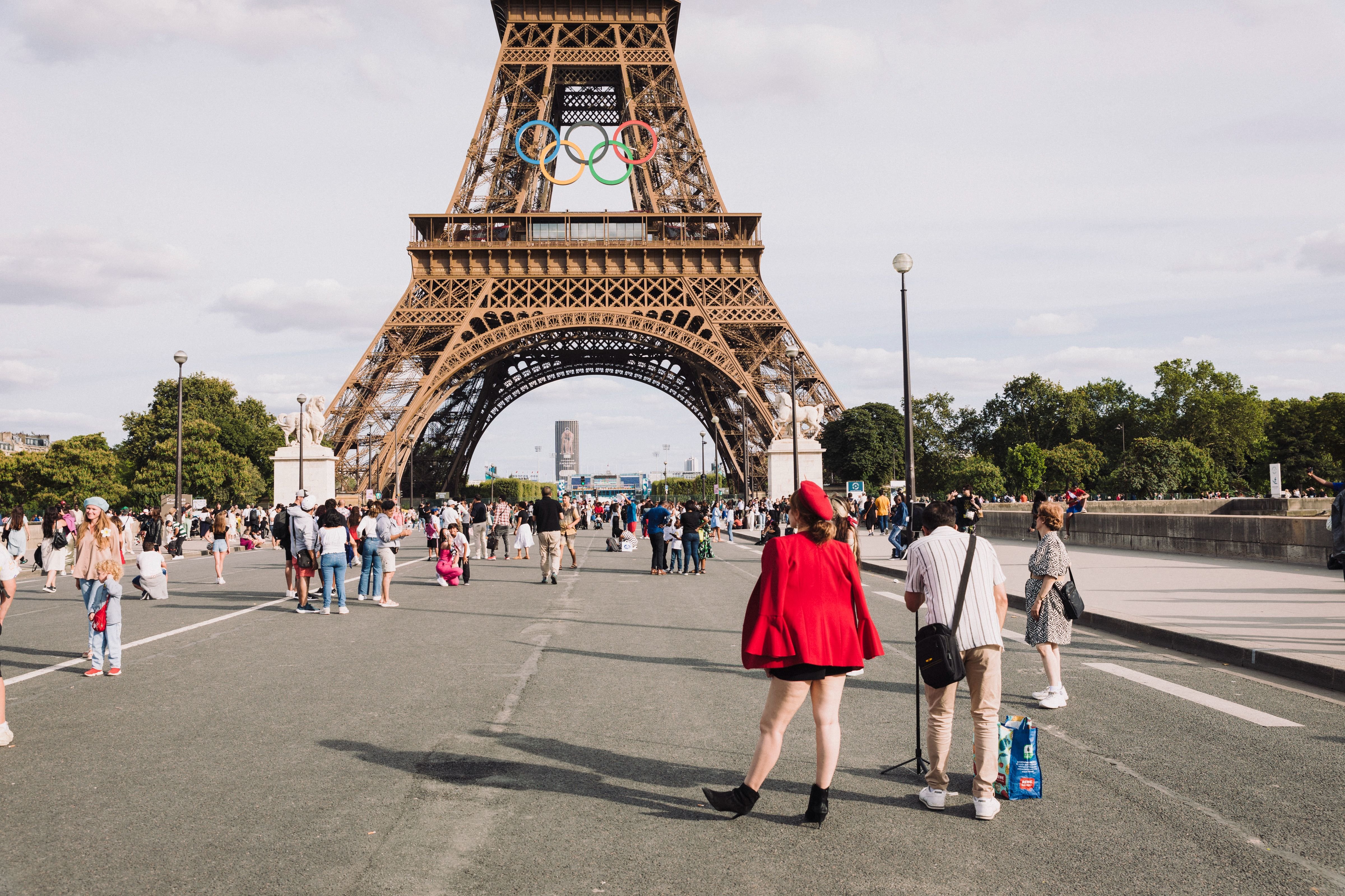 Anne Hidalgo, a annoncé samedi 31 août dans «Ouest-France»  vouloir pérenniser la piétonnisation des abords la façade nord de la tour Eiffel. LP/Philippe Labrosse