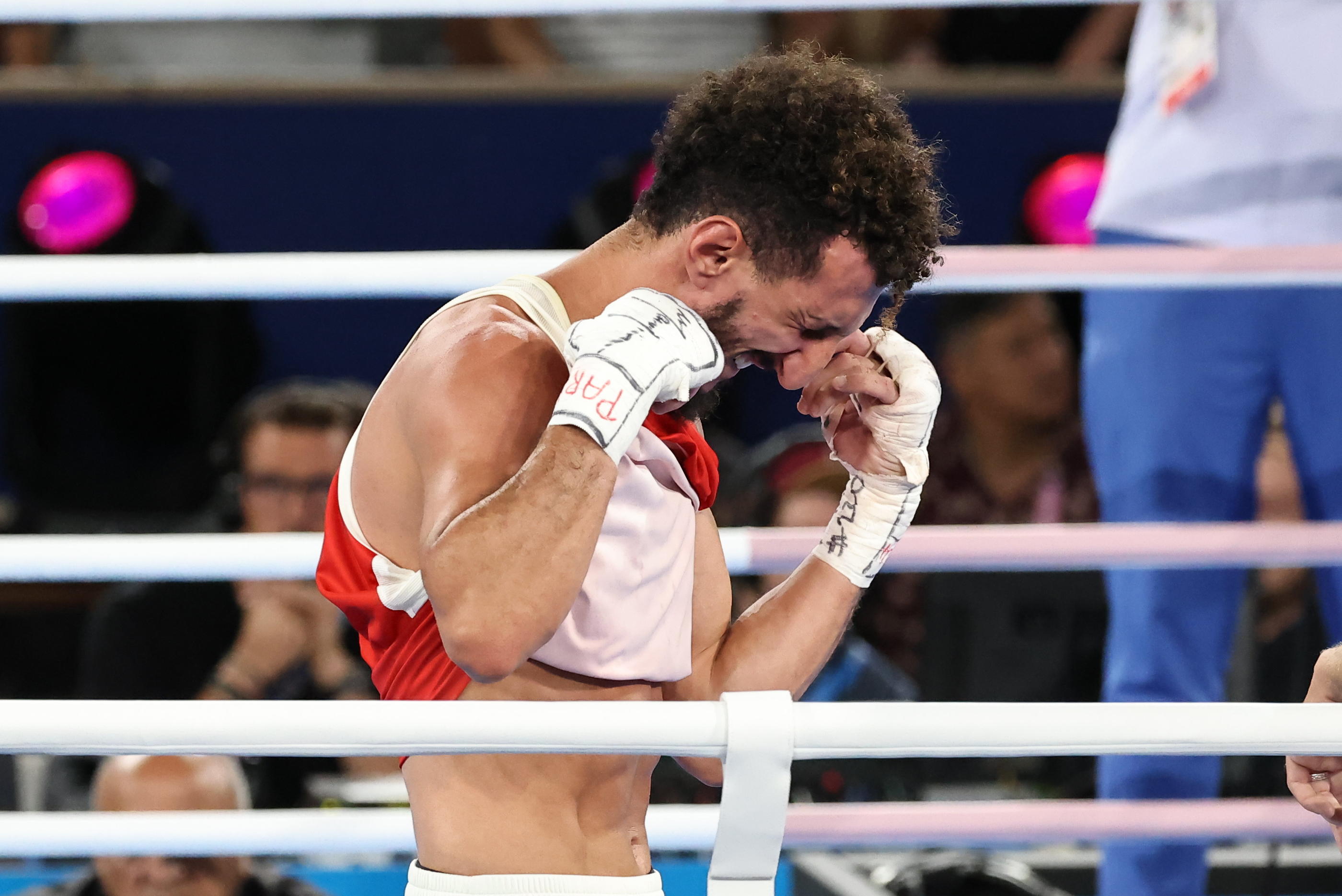 La détresse de Sofiane Oumiha après l'annonce de sa défaite. LP/Frédéric Dugit