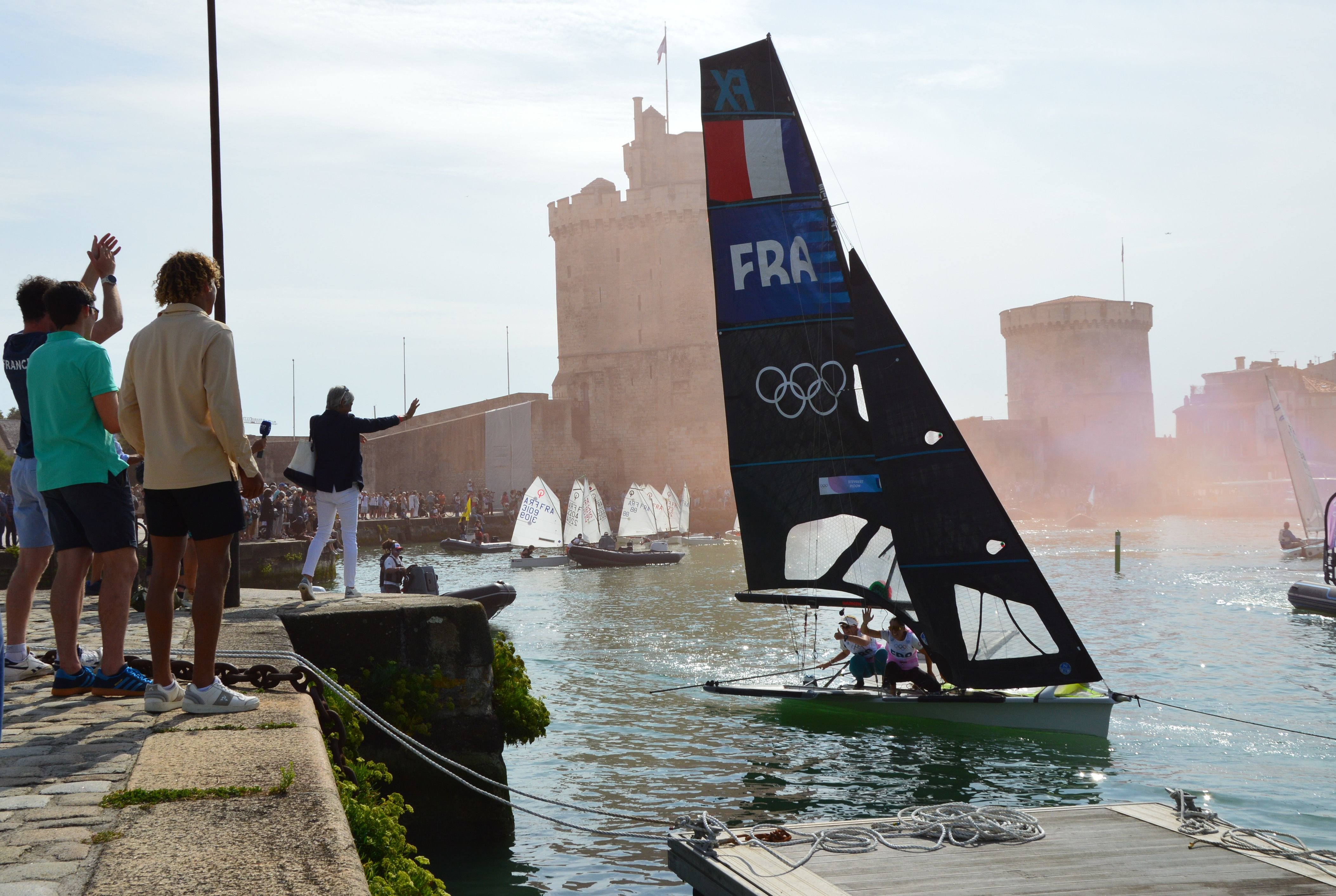 Charline Picon et Sarah Steyaert ont été acclamées ce samedi 31 août 2024 par le public rochelais, venu célébrer leur médaille de bronze en voile aux JO de Paris 2024, catégorie 49er FX. LP/Amélia Blanchot