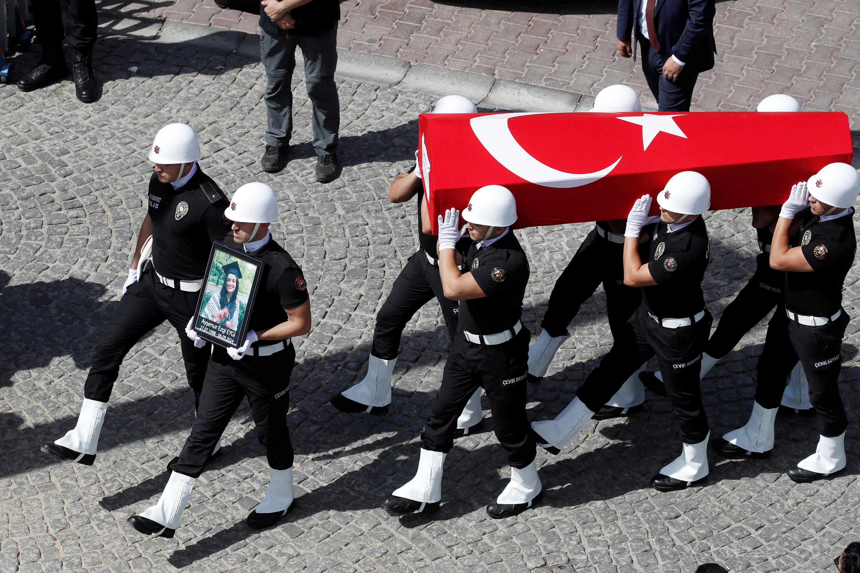 Le cercueil, de la militante Aysenur Ezgi Eygi recouvert aux couleurs du drapeau turc a été porté par la police anti-émeute  casquée de blanc, réservée aux martyrs tombés au combat jusqu'au  petit cimetière de Didim. REUTERS/Dilara Senkaya