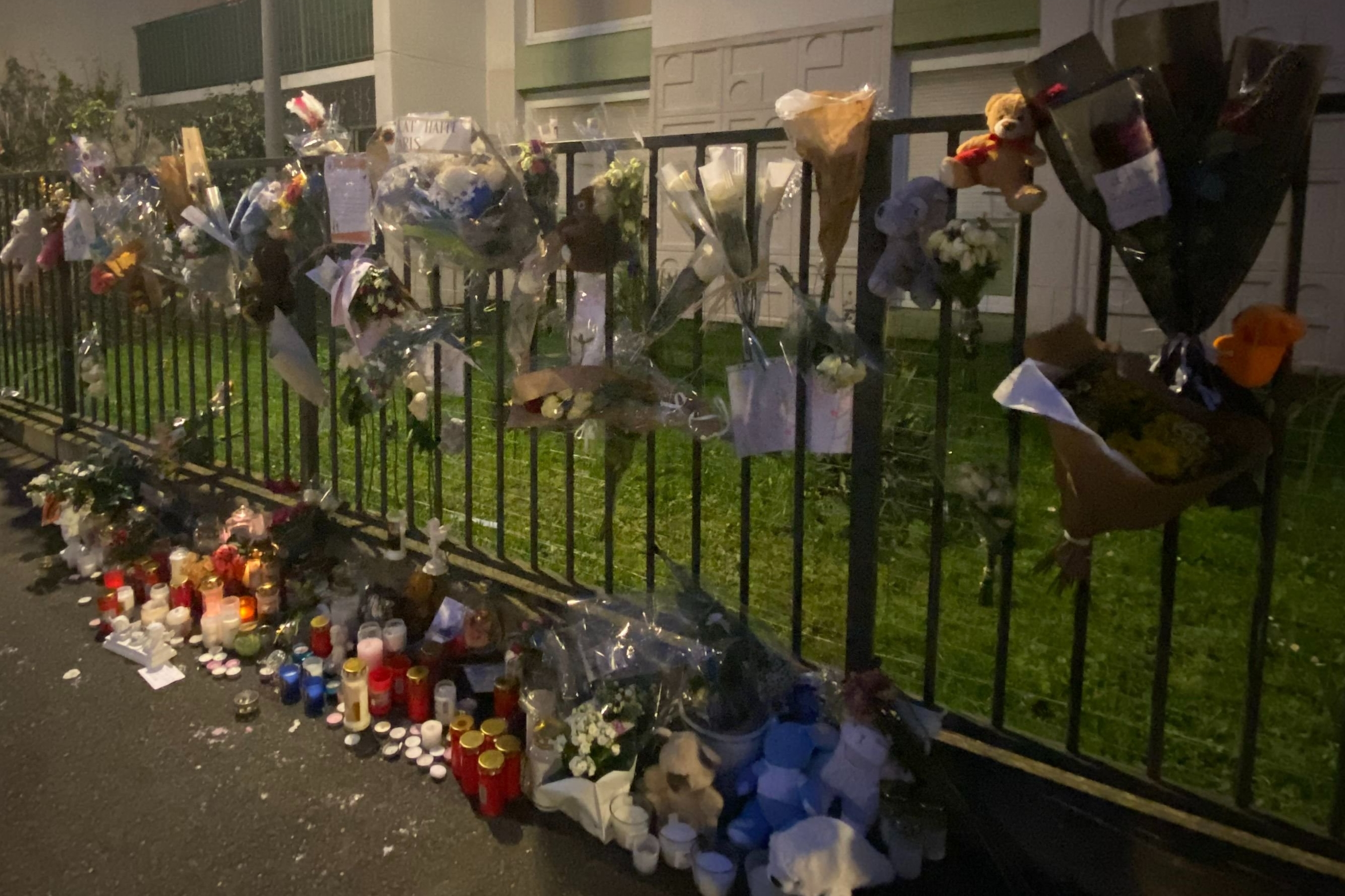 Sur la clôture entourant la résidence du square Adam-de-la-Halle, dans le quartier de Beauval, proches et anonymes ont déposé une fleur, un bouquet ou une peluche. LP/Sébastien Roselé