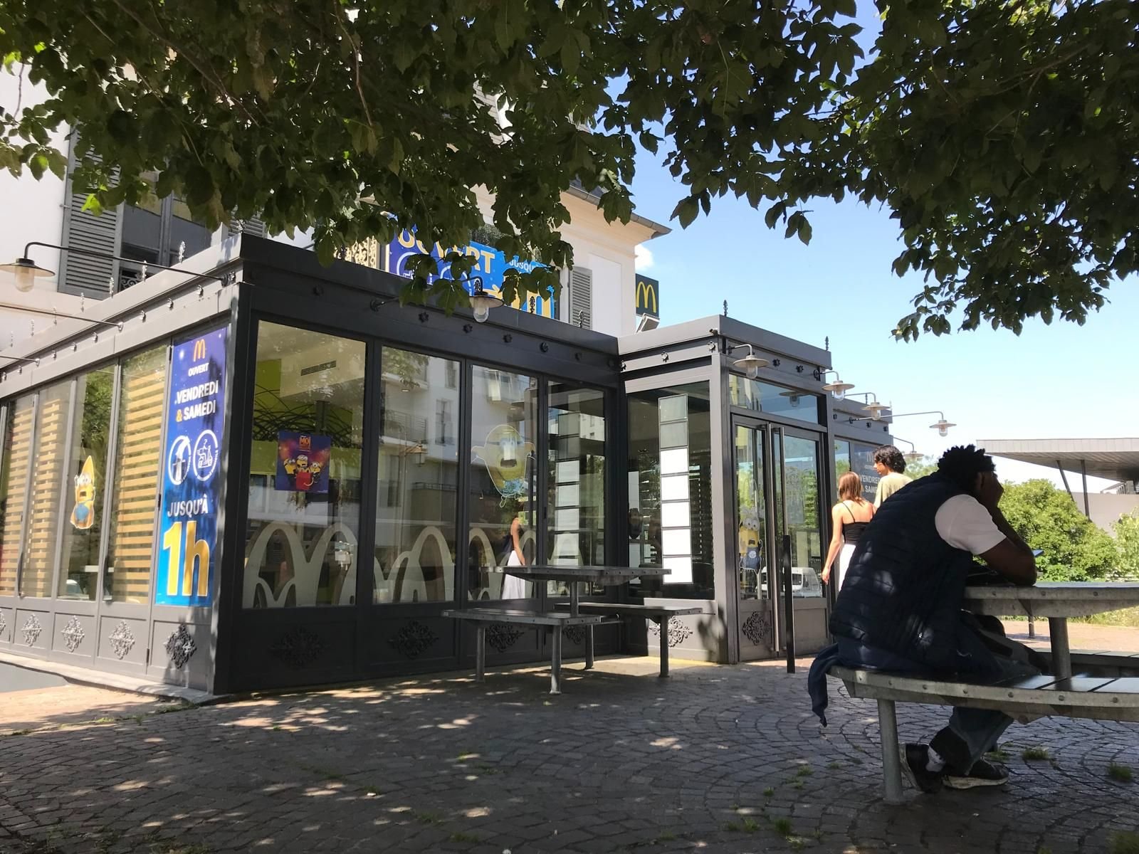 Mantes-la-Jolie, le 19 juillet 2024. Un homme possiblement armé s’est retranché ce vendredi matin dans le McDonald’s du centre-ville, rue de Lorraine. Le quartier a été dans un premier temps bouclé par la police, avant que le périmètre de sécurité ne soit levé à la mi-journée. LP/Aurélie Foulon