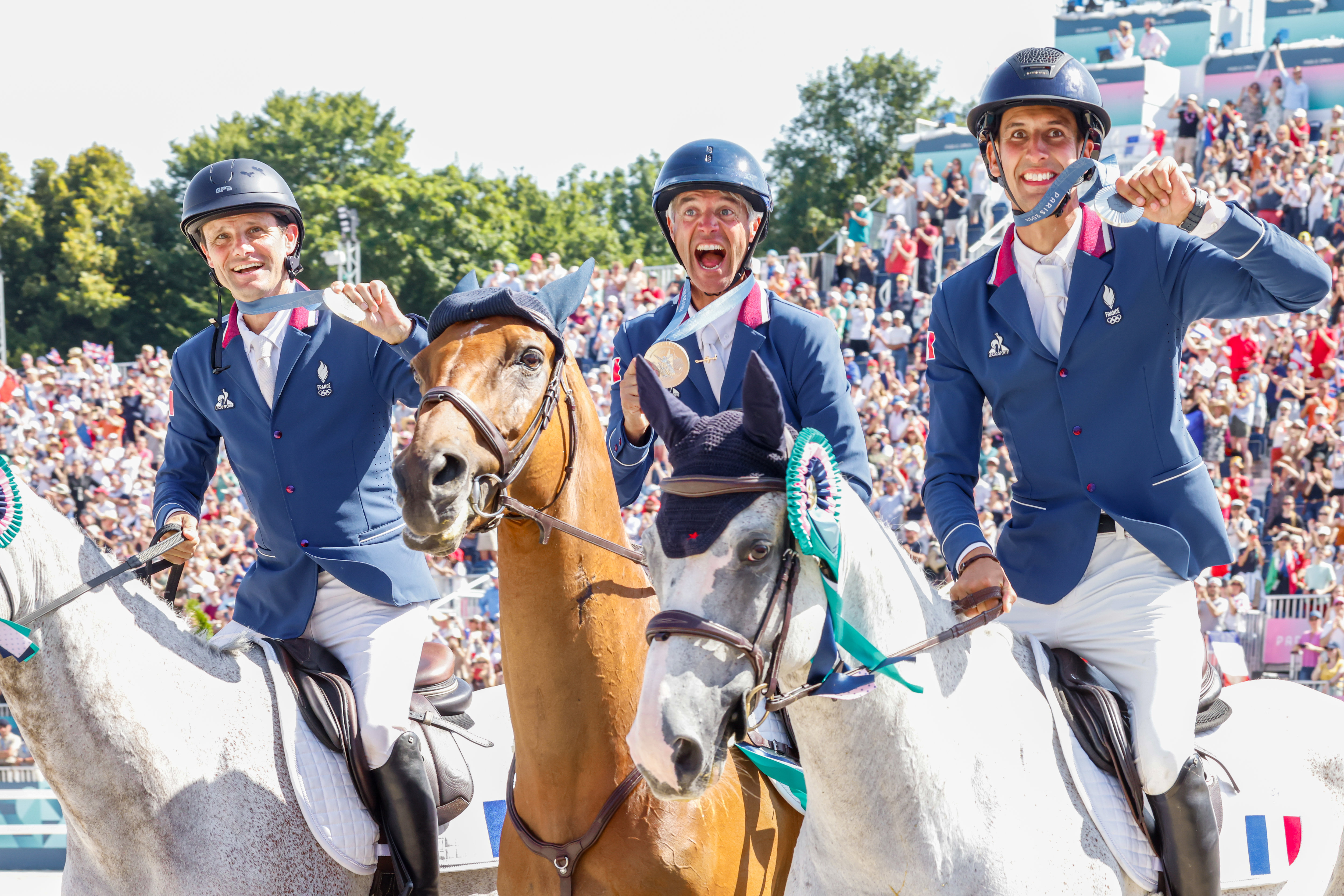 Nicolas Touzaint, Karim Laghouag et Stéphane Landois savourent leur médaille d'argent au concours complet au milieu d'une foule sous le charme. LP/Olivier Corsan