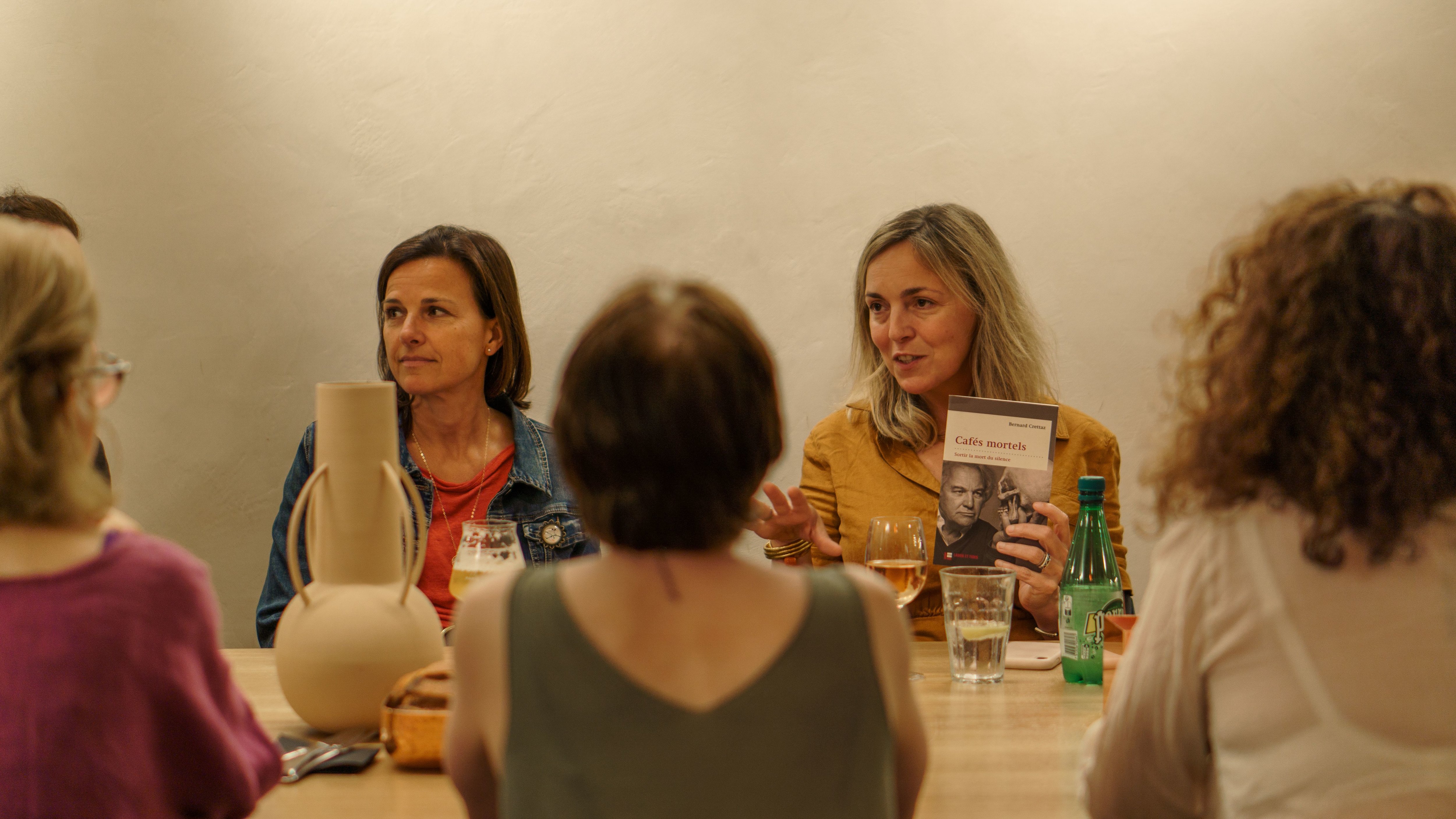 Paris, en 2022. Lors des Apéros de la mort organisés par Sophie Poupard (à g.) et Sarah Dumont (à d.), les inscriptions sont limitées à une vingtaine de personnes. Photo DR/Julien Jague