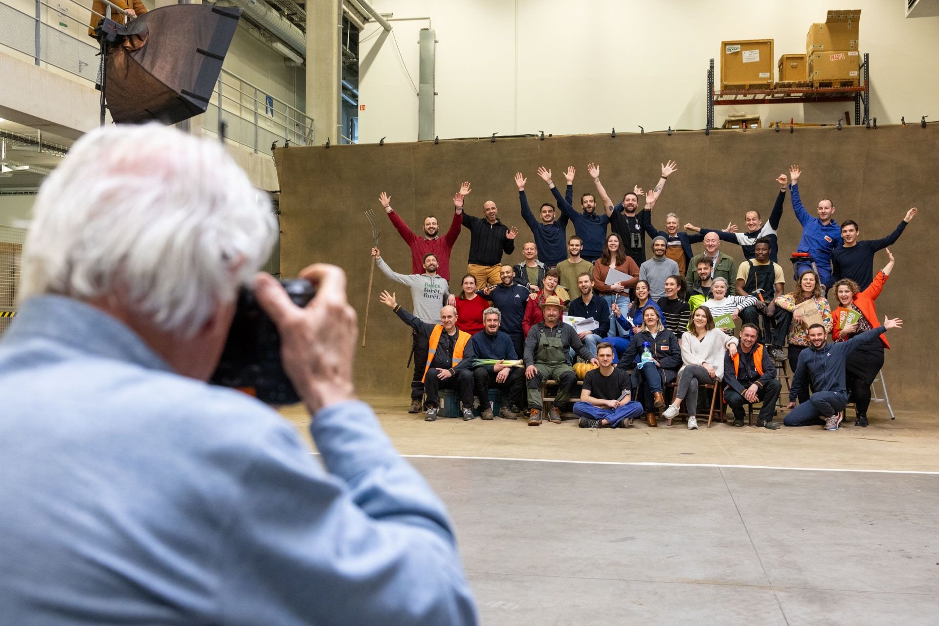 Yann Arthus-Bertrand (de dos à gauche) installe son studio itinérant à Perpignan du 2 au 5 septembre 2024. Tout un chacun peut se porter volontaire pour être pris en photo. DR