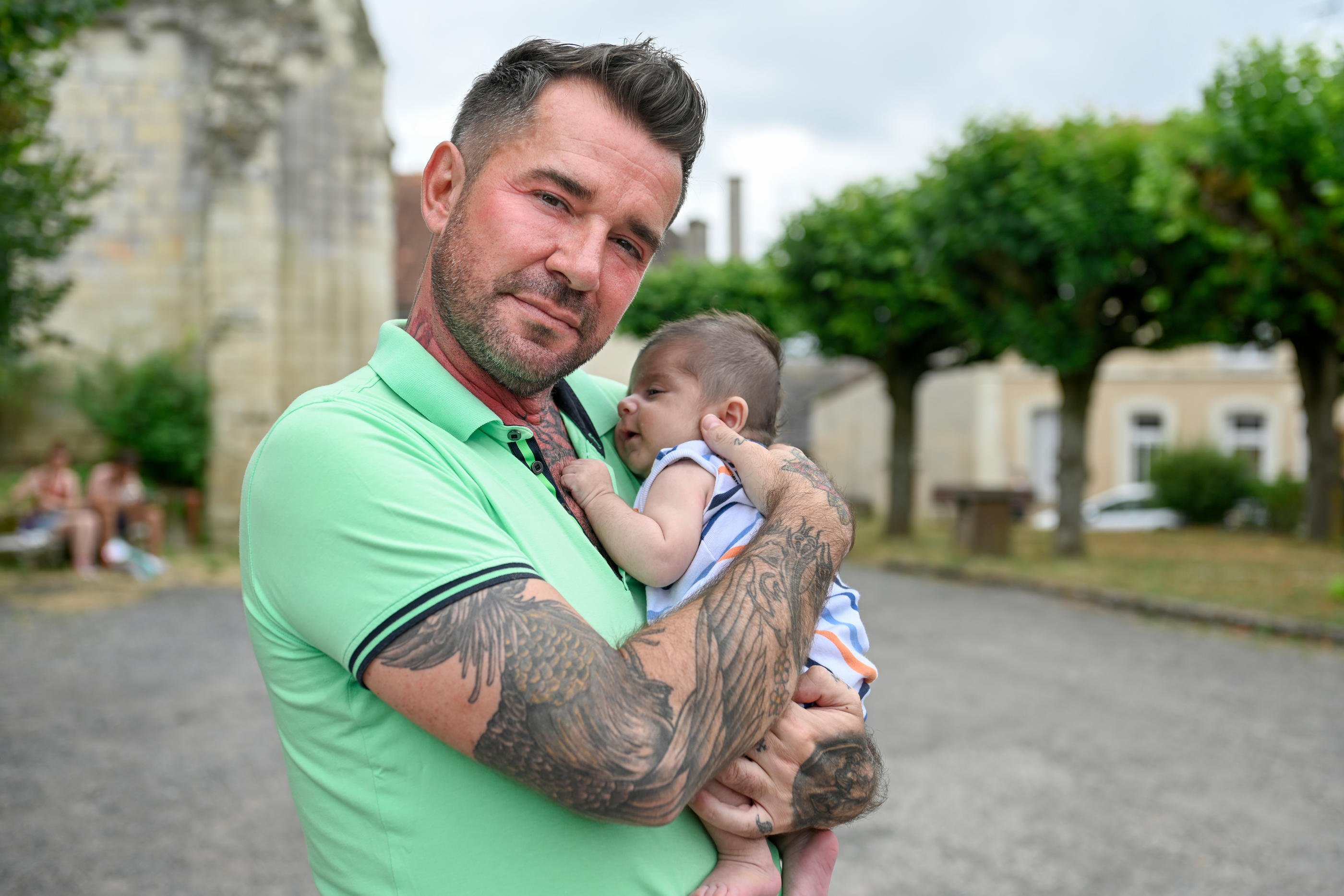 Mathieu Ceschin, 49 ans, avec son fils de deux mois dans les bras. Hans Lucas/Jean-Francois Fort