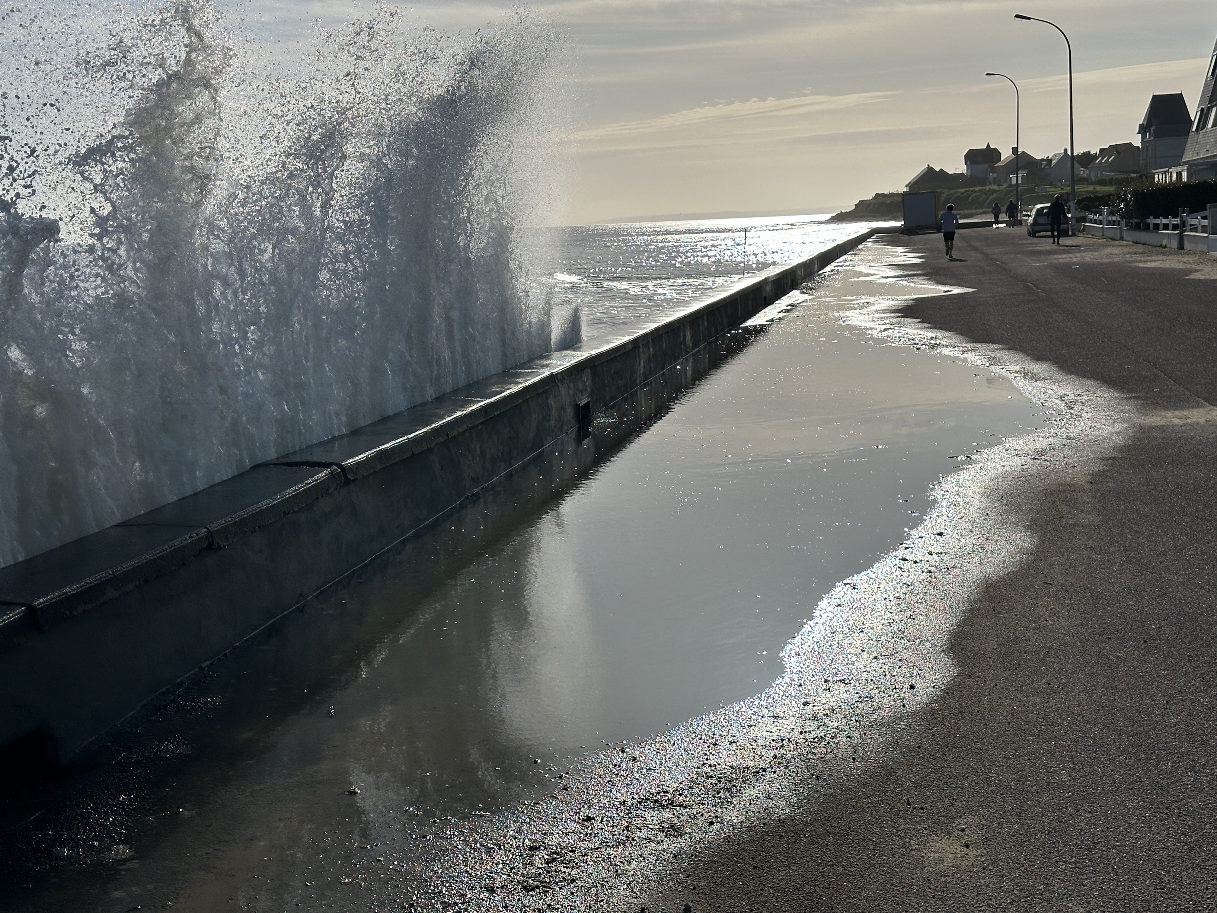 A Bernières-sur-mer (Calvados), avant la marée haute, les vagues étaient déjà impressionnantes ce mardi. LP/Gaëtane Bossaert