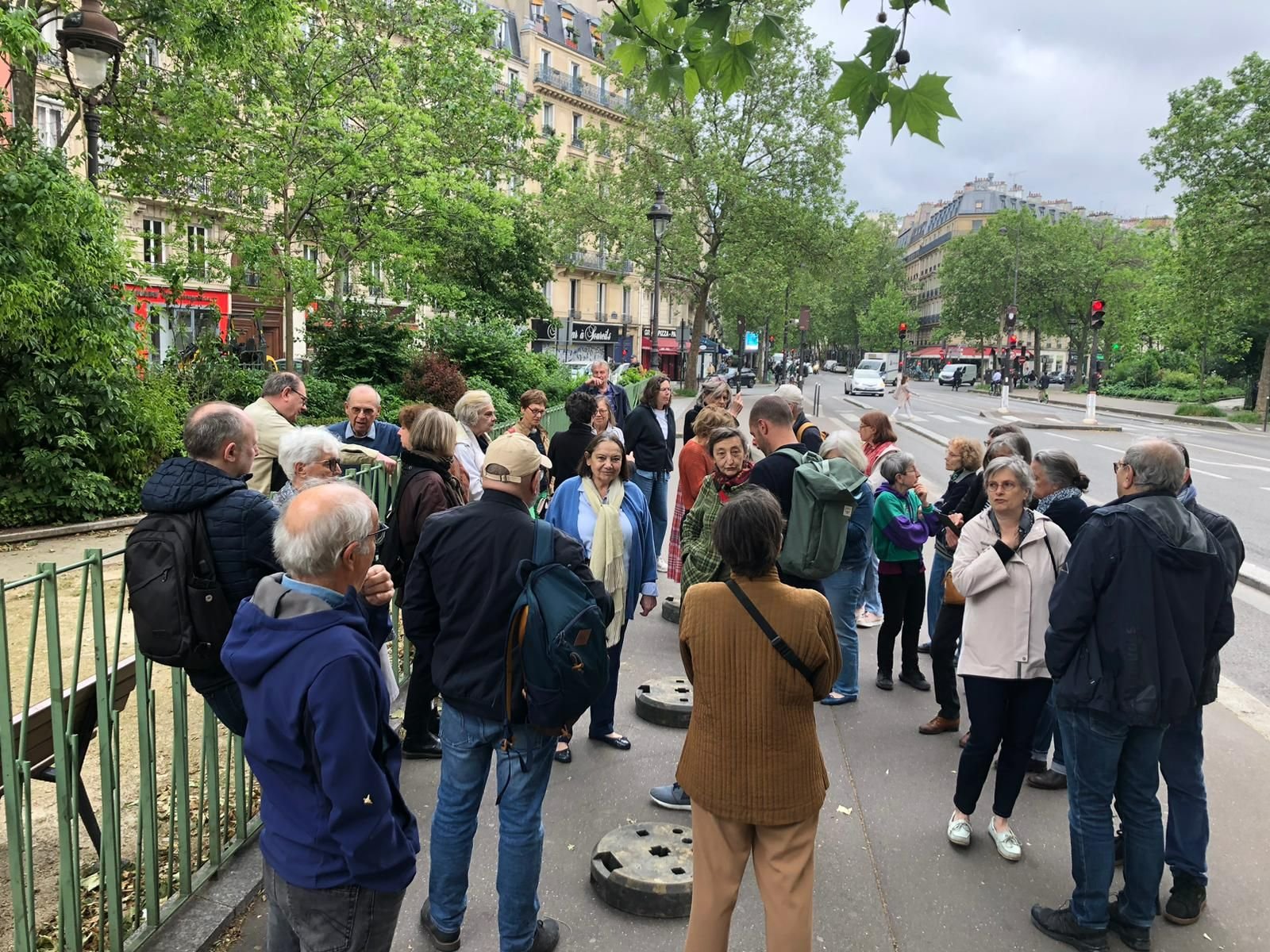 La semaine dernière, dès les premières heures de la journée, plusieurs dizaines de riverains s'étaient réunis devant le square May-Picqueray (XIe) pour empêcher les ouvriers de retirer les grilles qui entourent l'espace vert. DR