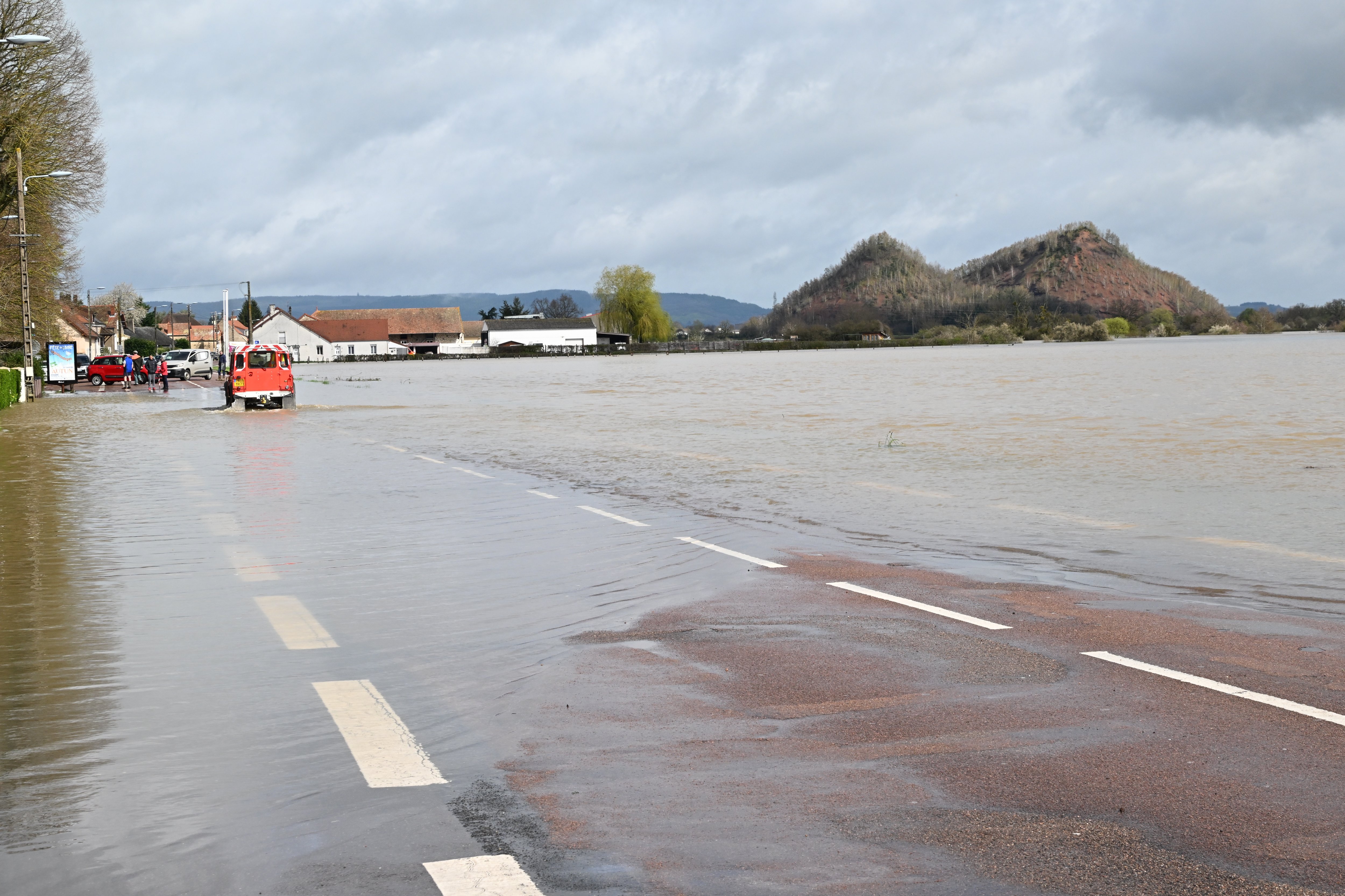 Dans le département de la Saône-et-Loire, la crue de l'Arroux a atteint des niveaux exceptionnels avec pas loin de 2,75 m par endroits ce mardi soir. LP/Alain Bollery