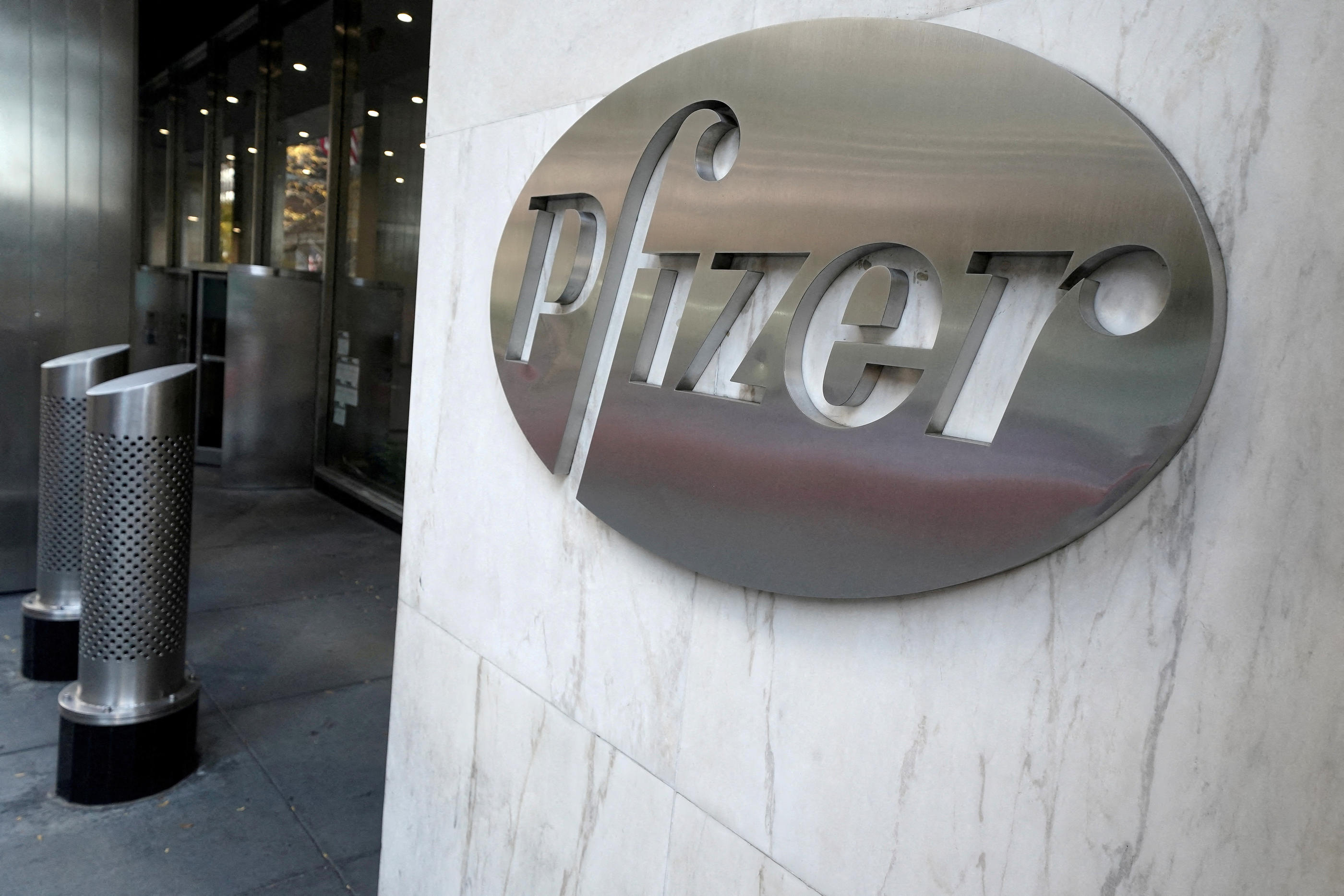 Depuis le début de la pandémie de Covid-19, Pfizer s’est imposé comme le principal fournisseur de vaccins en Europe, en lien avec son partenaire BioNTech. REUTERS/Carlo Allegri