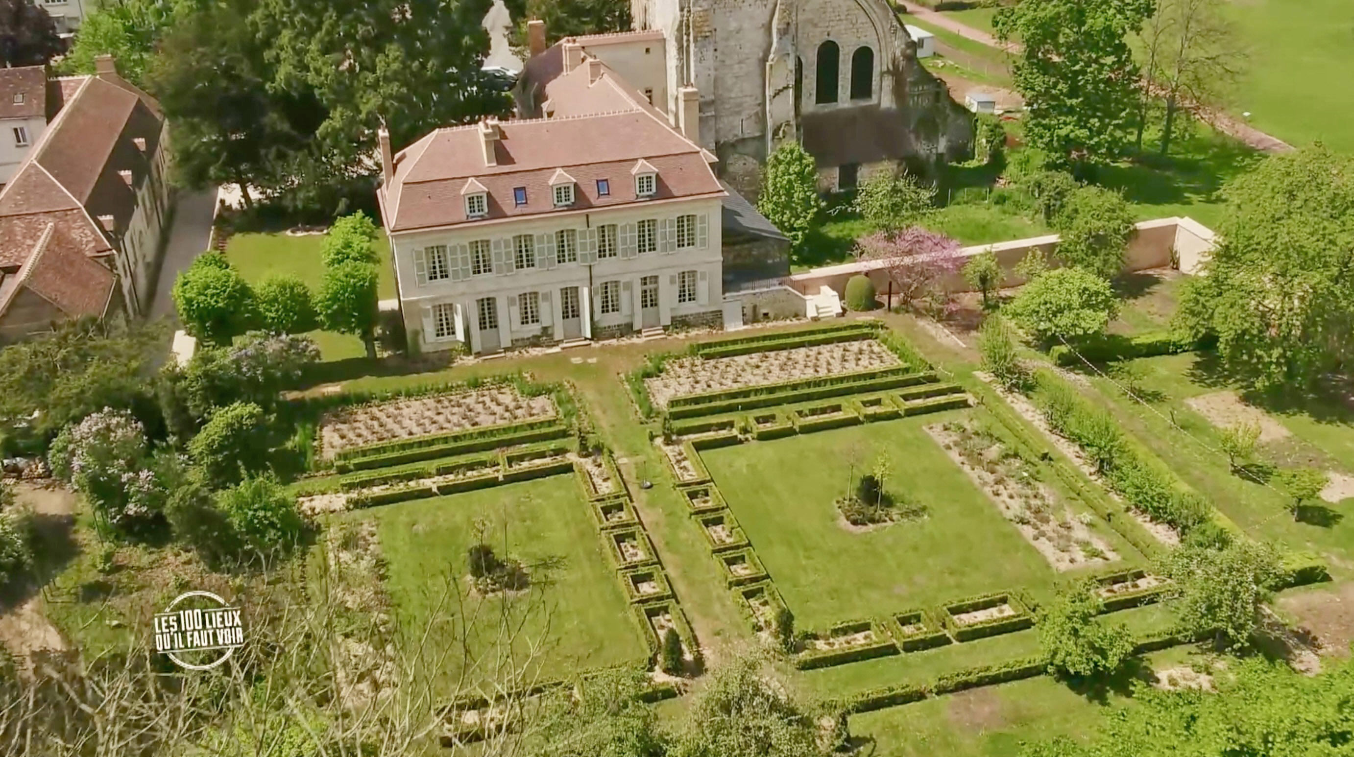 Dans le documentaire «Les 100 lieux qu’il faut voir : le chemin de Chartres au Mont-Saint-Michel», on retrouve Thiron-Gardais, l’ancien Collège royal et militaire cher à Stéphane Bern. Morgane Production/FTV