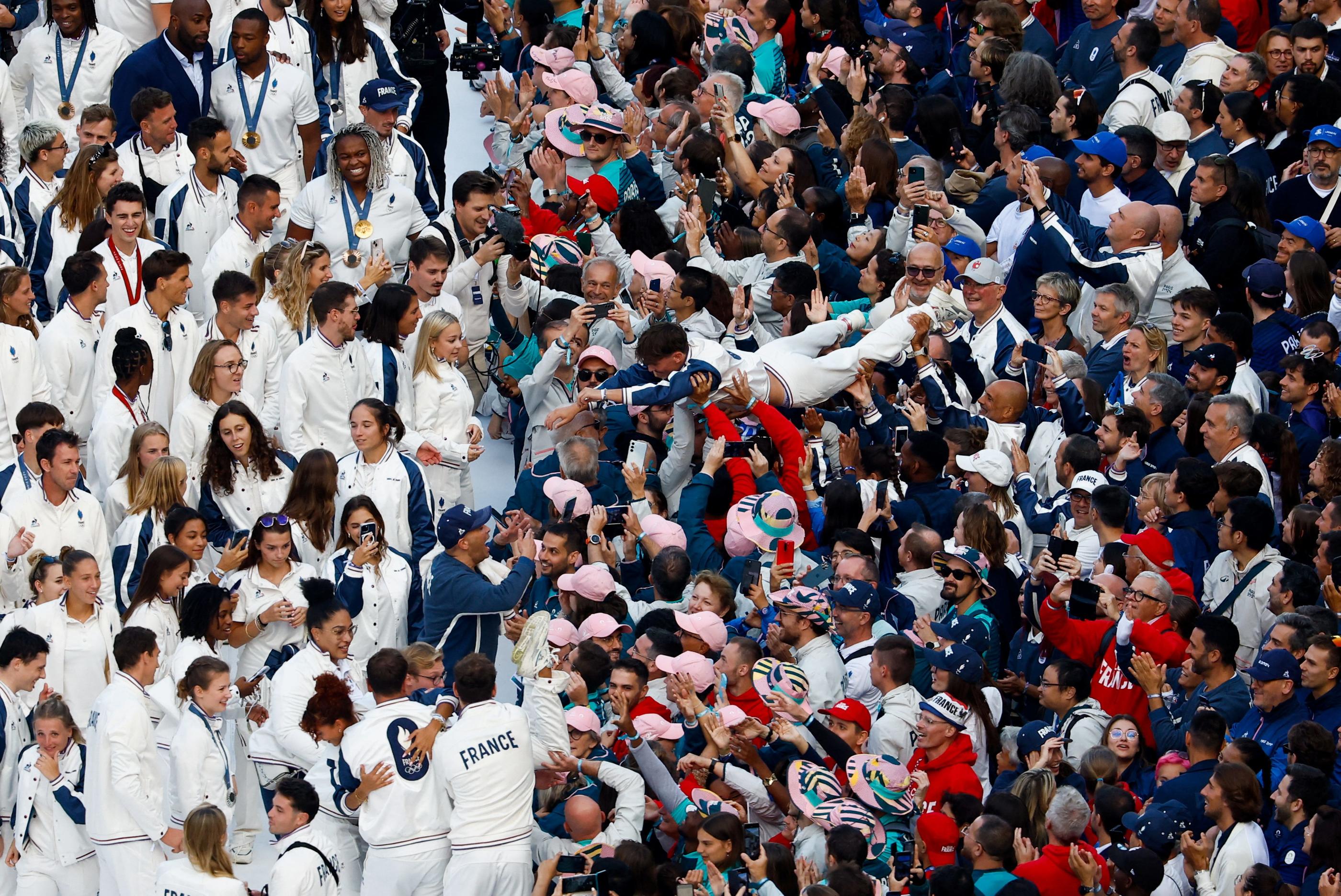 Une énorme communion entre athlètes et volontaires des Jeux a marqué la Parade des Champions. POOL/Gonzalo Fuentes